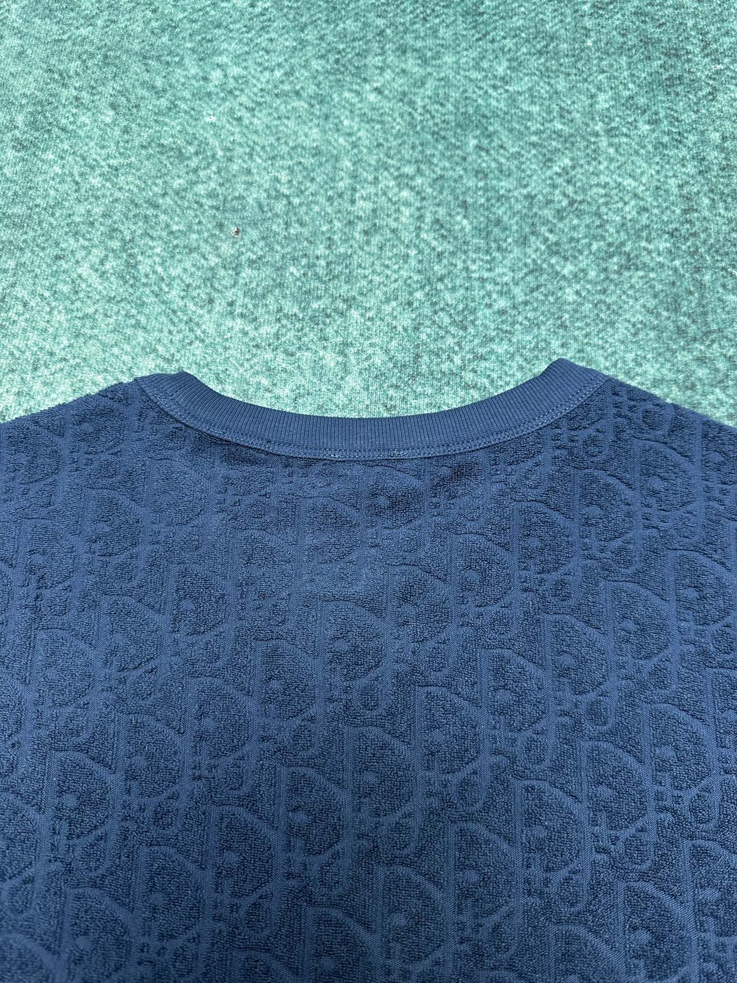 迪奥 25ss新款蓝色棉质毛圈面料 T 恤饰以同色调提花图案，致敬经典的 Oblique 印花。罗纹圆领