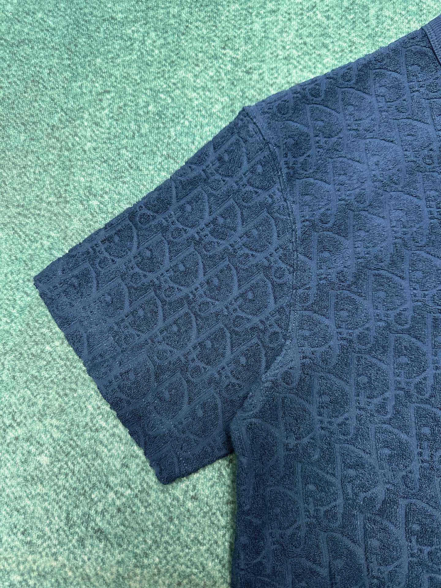 迪奥 25ss新款蓝色棉质毛圈面料 T 恤饰以同色调提花图案，致敬经典的 Oblique 印花。罗纹圆领