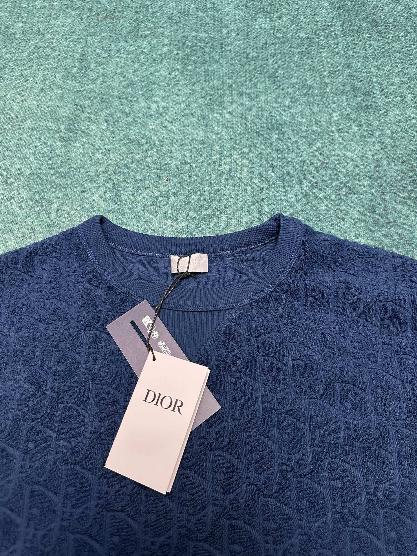 迪奥 25ss新款蓝色棉质毛圈面料 T 恤饰以同色调提花图案，致敬经典的 Oblique 印花。罗纹圆领