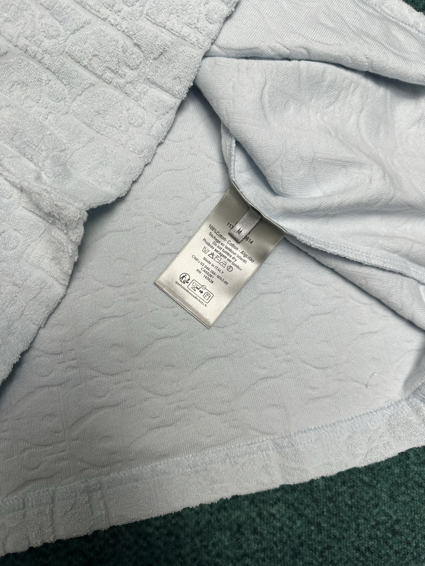 迪奥 25ss新款浅蓝色棉质毛圈面料 T 恤饰以同色调提花图案，致敬经典的 Oblique 印花。罗纹圆