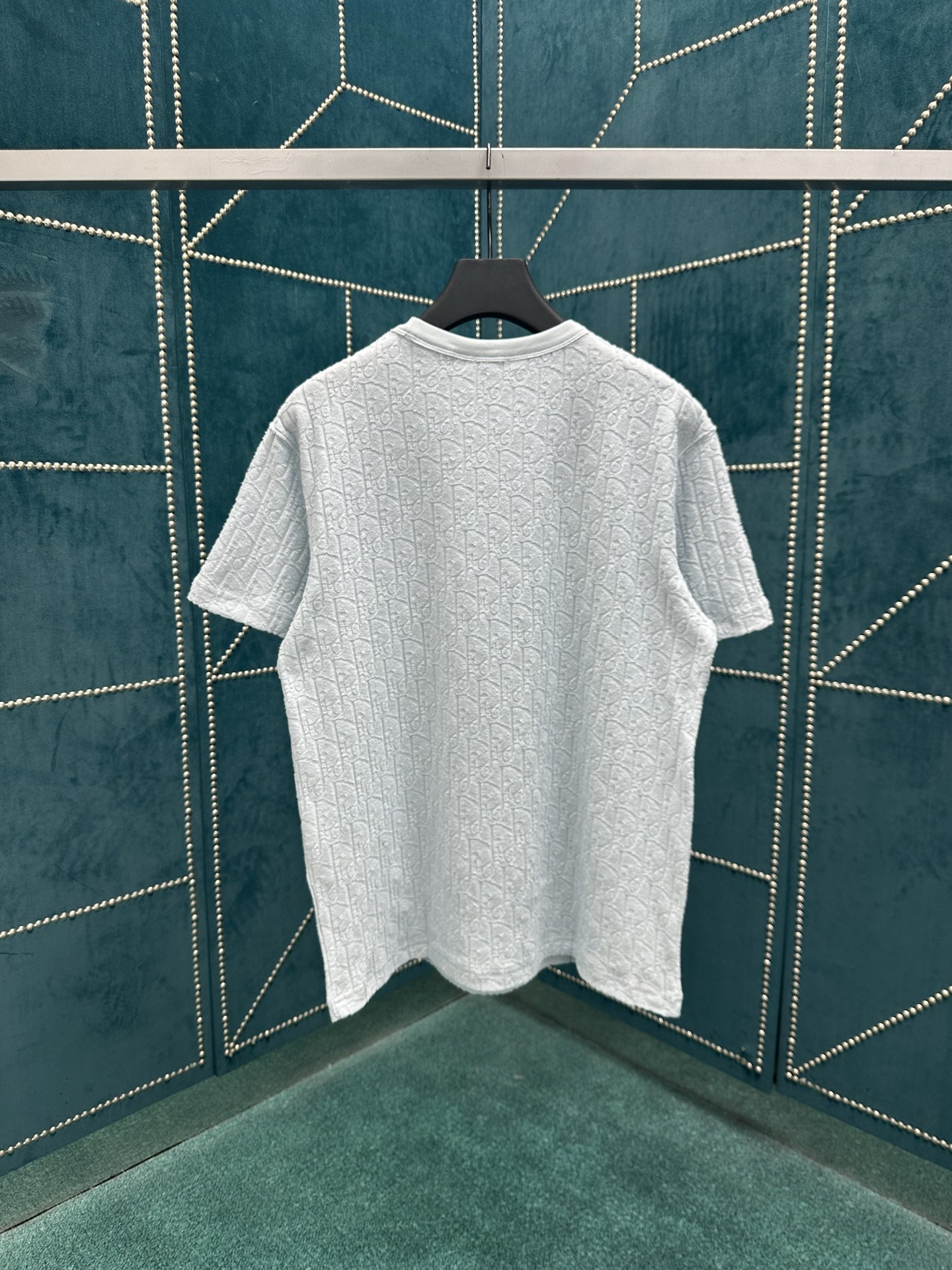 迪奥 25ss新款浅蓝色棉质毛圈面料 T 恤饰以同色调提花图案，致敬经典的 Oblique 印花。罗纹圆