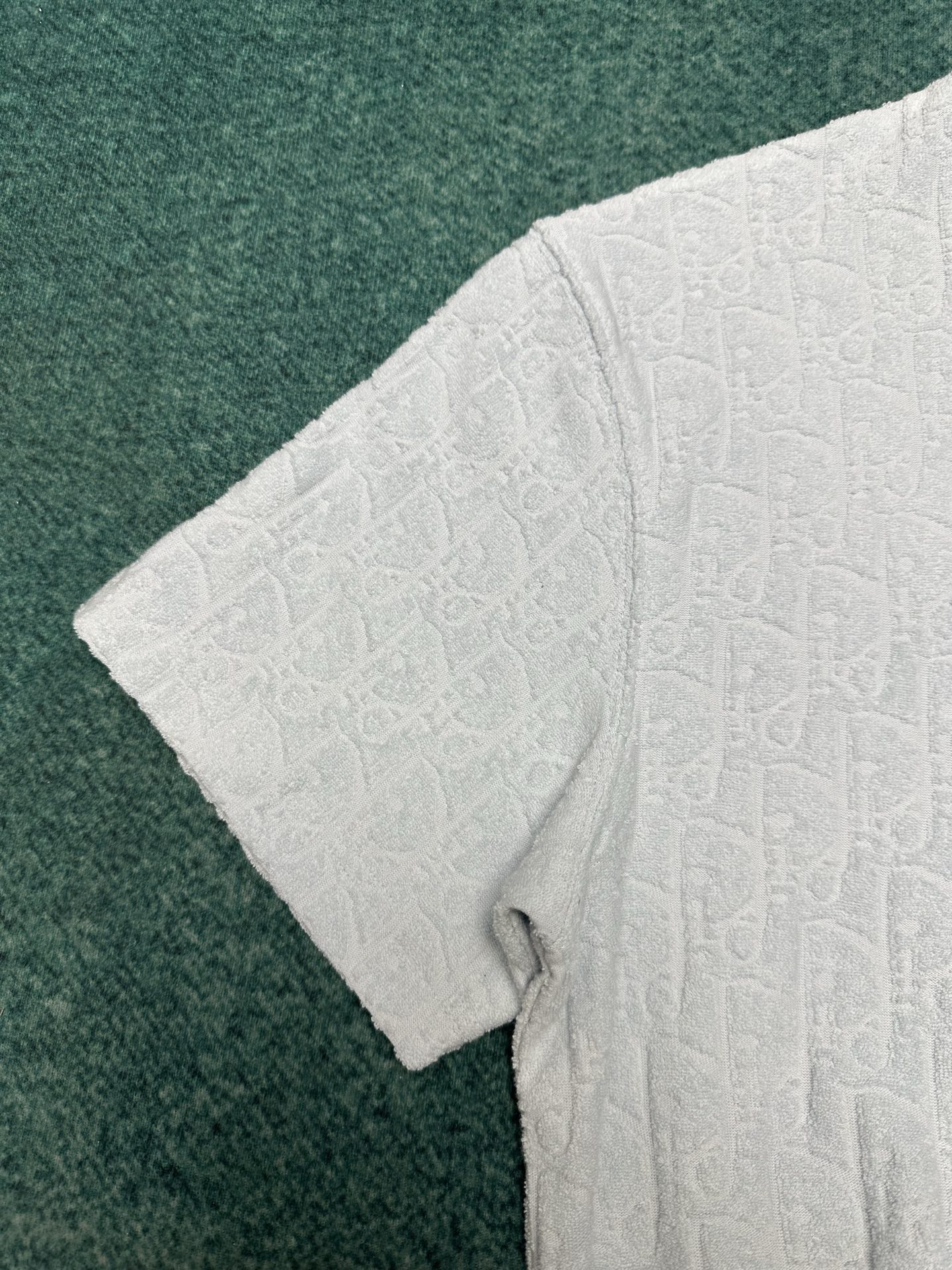 迪奥 25ss新款浅蓝色棉质毛圈面料 T 恤饰以同色调提花图案，致敬经典的 Oblique 印花。罗纹圆