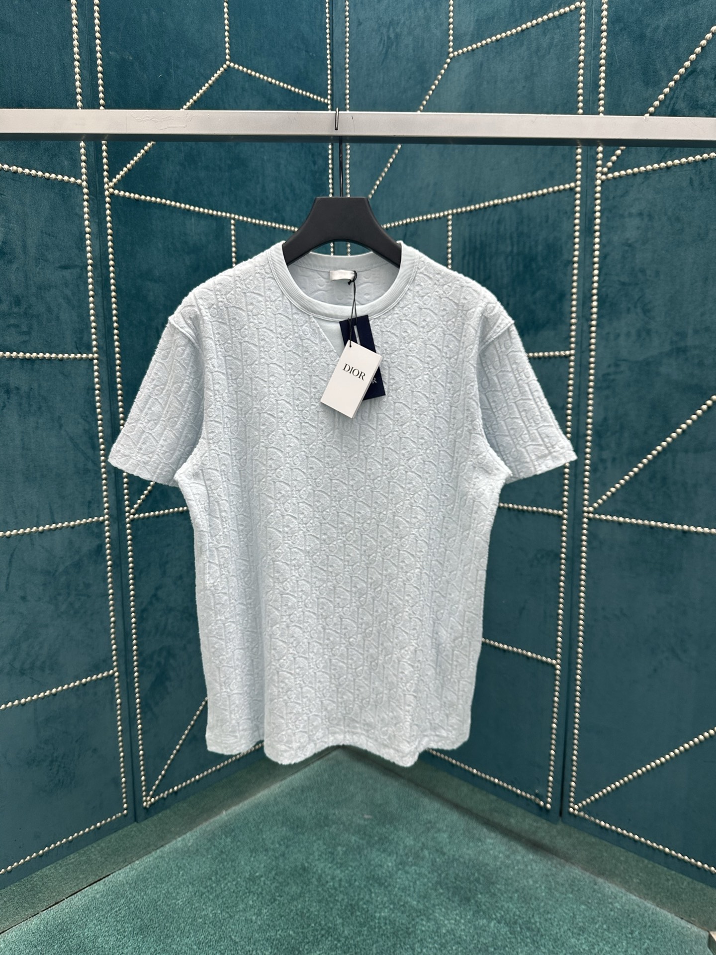 迪奥 25ss新款浅蓝色棉质毛圈面料 T 恤饰以同色调提花图案，致敬经典的 Oblique 印花。罗纹圆