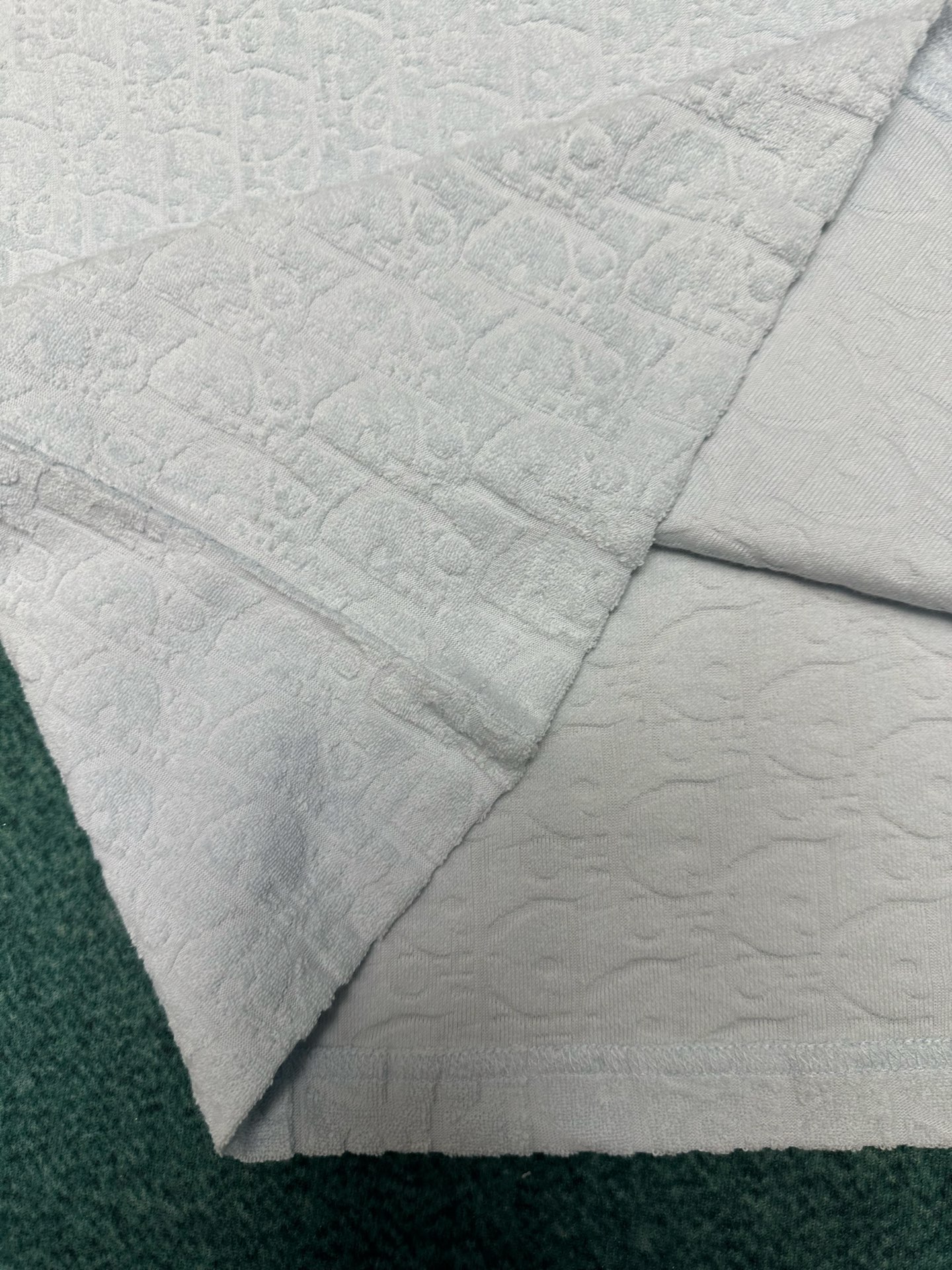 迪奥 25ss新款浅蓝色棉质毛圈面料 T 恤饰以同色调提花图案，致敬经典的 Oblique 印花。罗纹圆