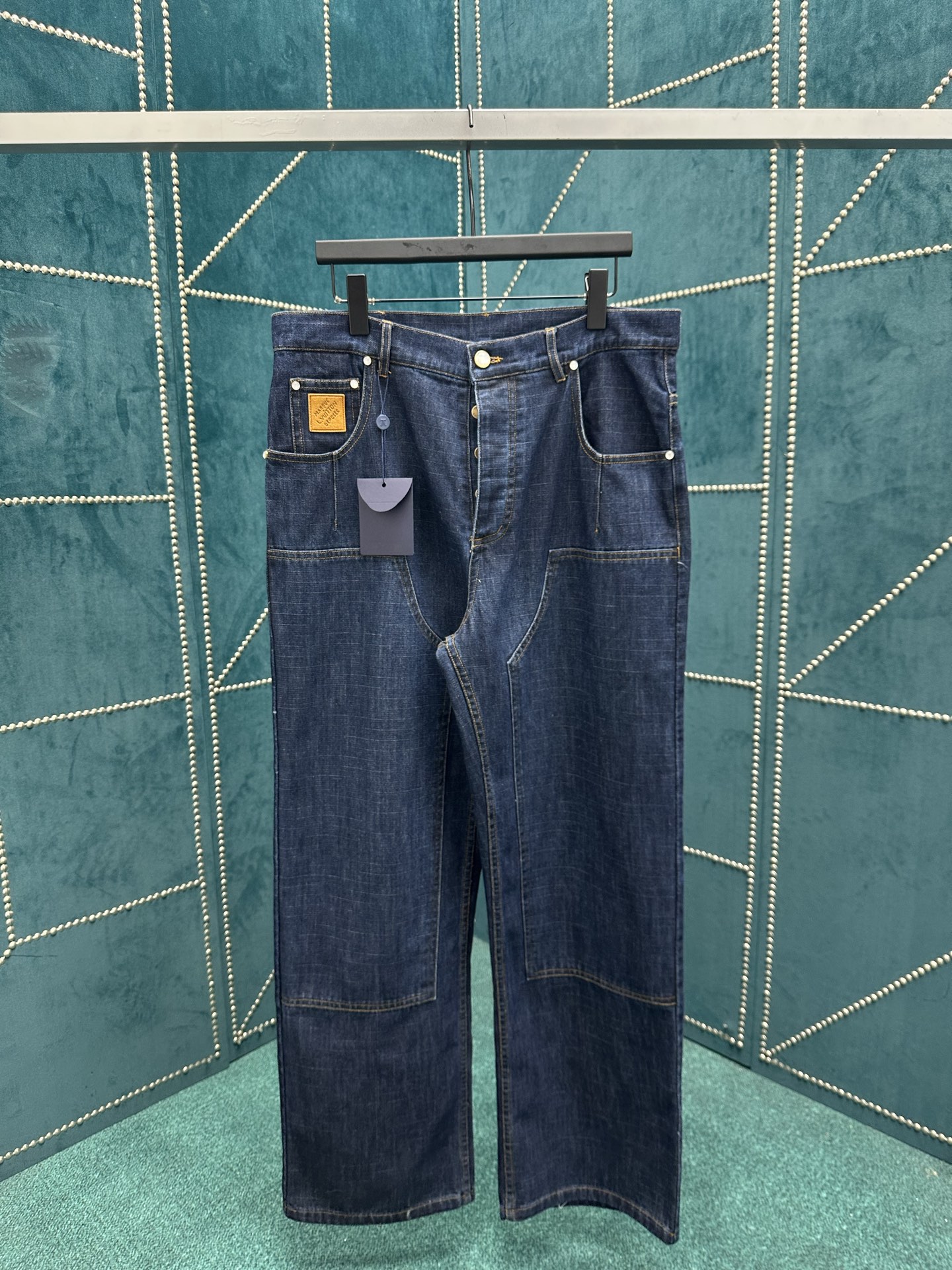 驴家 25ss新款阔腿牛仔衬衫外套出自 2025 秋冬秀场，以水洗丹宁布演绎 EPi 粒面皮革质感。正绒