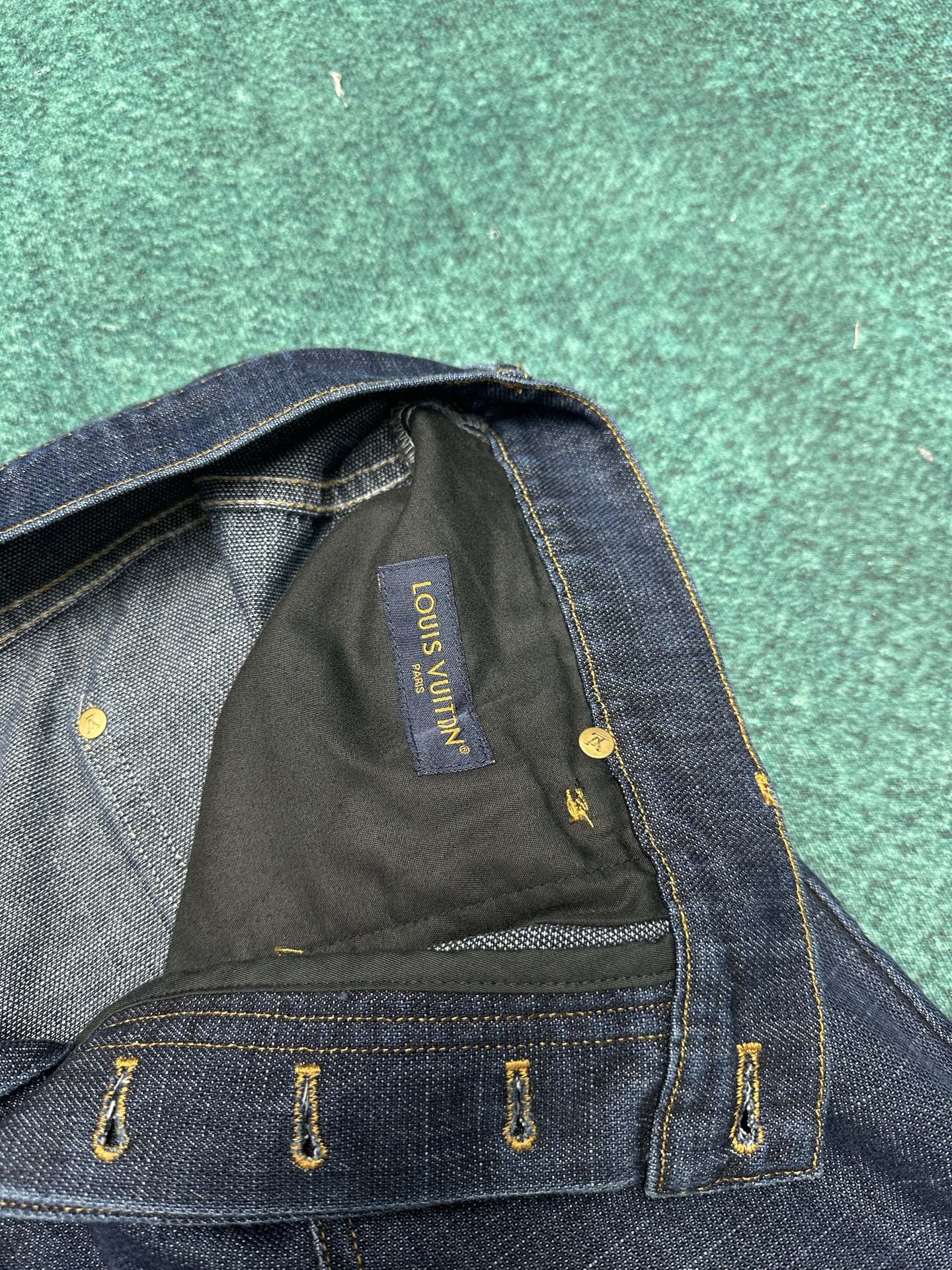 驴家 25ss新款阔腿牛仔衬衫外套出自 2025 秋冬秀场，以水洗丹宁布演绎 EPi 粒面皮革质感。正绒