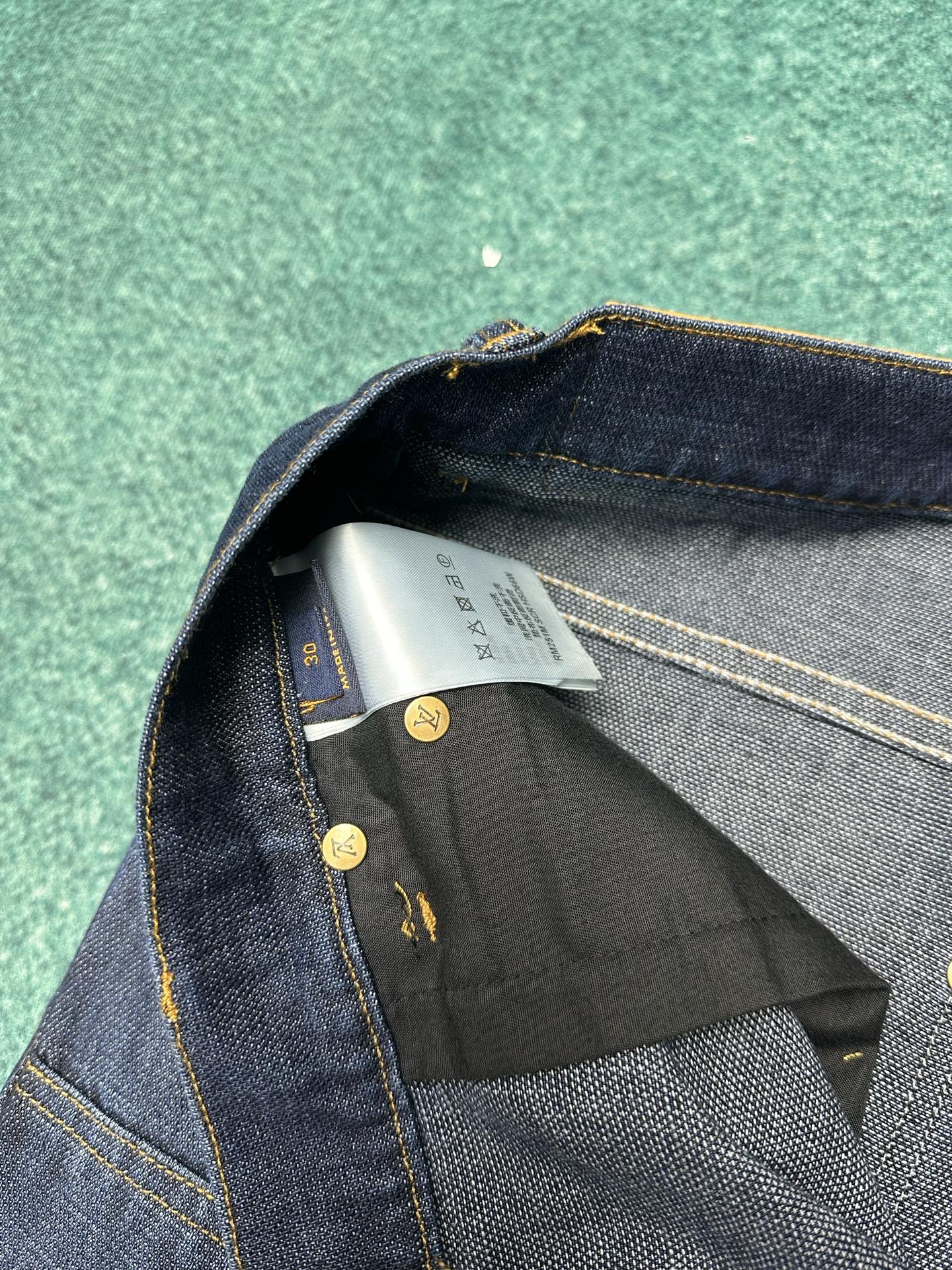 驴家 25ss新款阔腿牛仔衬衫外套出自 2025 秋冬秀场，以水洗丹宁布演绎 EPi 粒面皮革质感。正绒