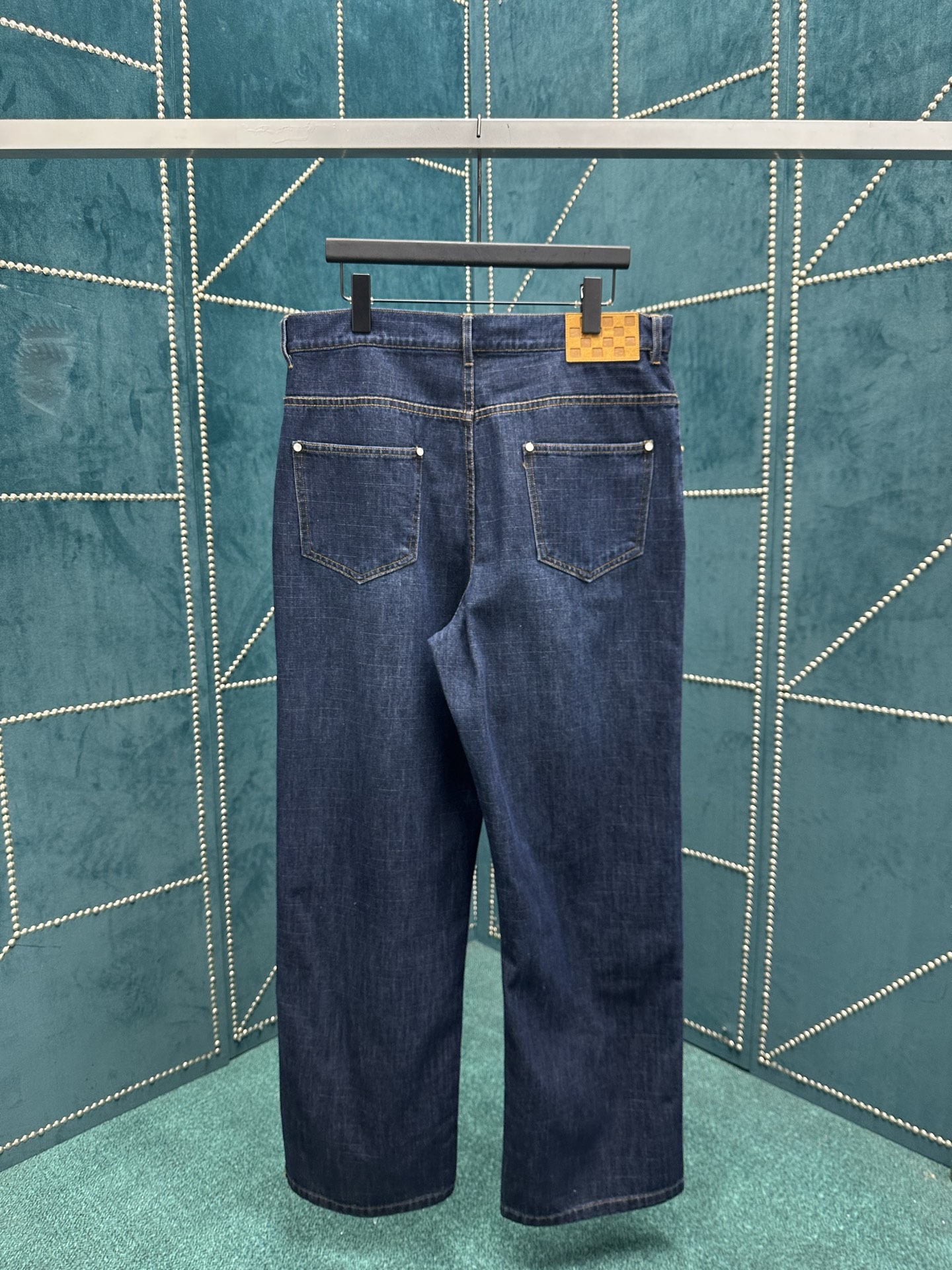 驴家 25ss新款阔腿牛仔衬衫外套出自 2025 秋冬秀场，以水洗丹宁布演绎 EPi 粒面皮革质感。正绒