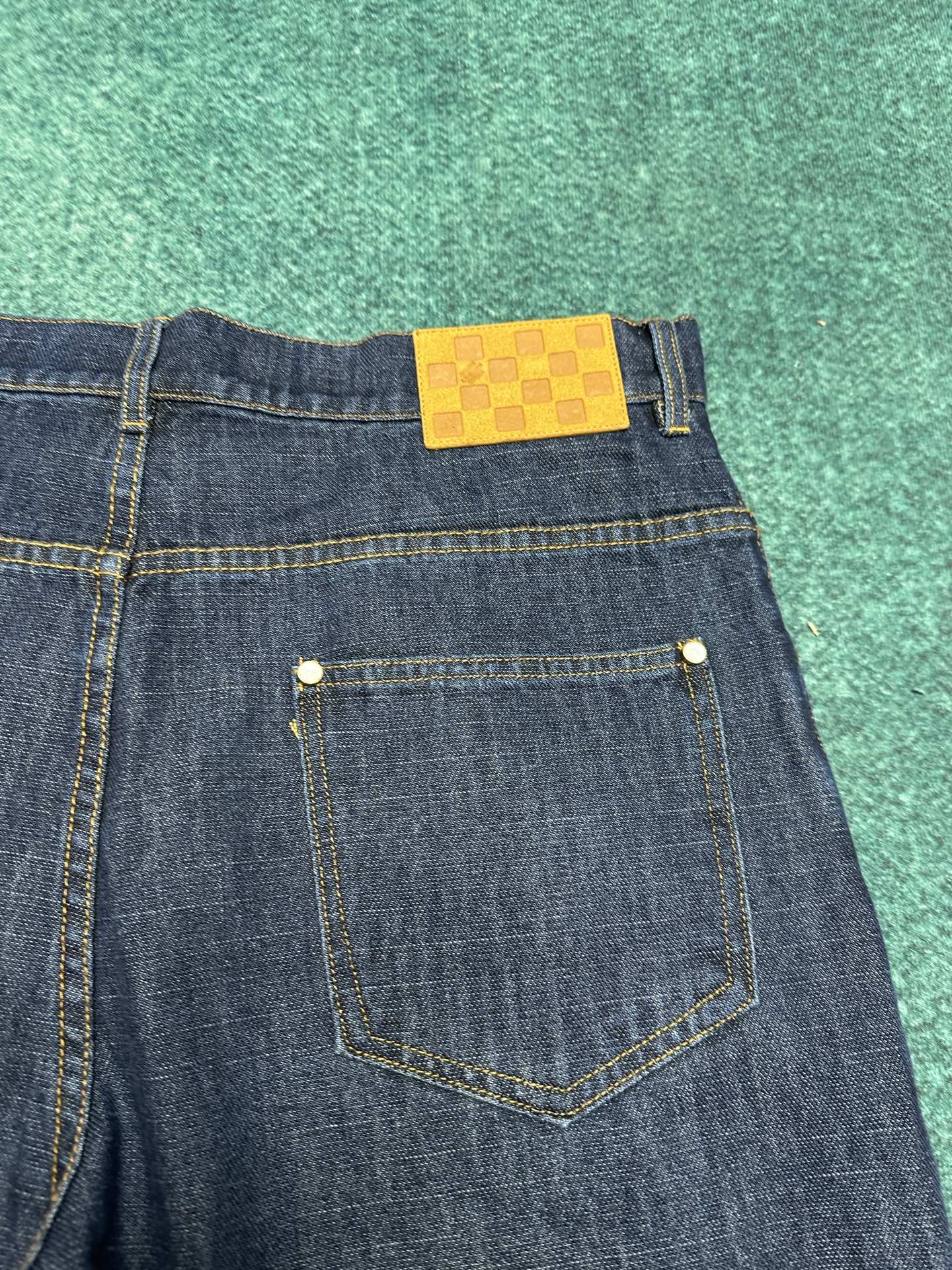 驴家 25ss新款阔腿牛仔衬衫外套出自 2025 秋冬秀场，以水洗丹宁布演绎 EPi 粒面皮革质感。正绒