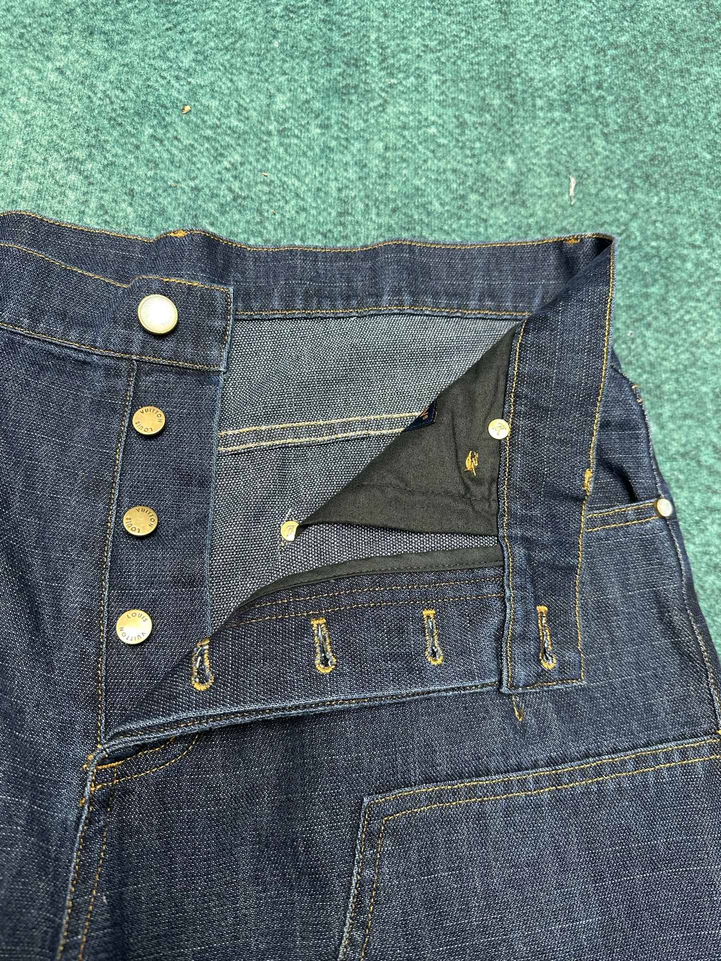 驴家 25ss新款阔腿牛仔衬衫外套出自 2025 秋冬秀场，以水洗丹宁布演绎 EPi 粒面皮革质感。正绒