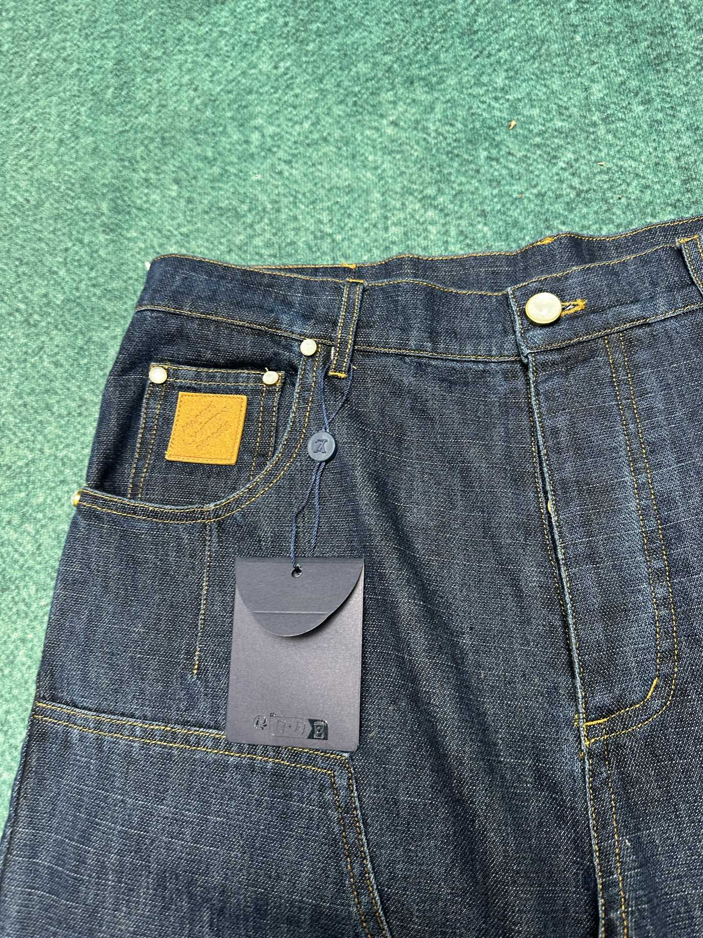 驴家 25ss新款阔腿牛仔衬衫外套出自 2025 秋冬秀场，以水洗丹宁布演绎 EPi 粒面皮革质感。正绒