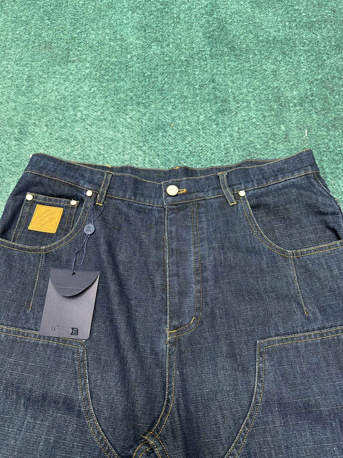 驴家 25ss新款阔腿牛仔衬衫外套出自 2025 秋冬秀场，以水洗丹宁布演绎 EPi 粒面皮革质感。正绒