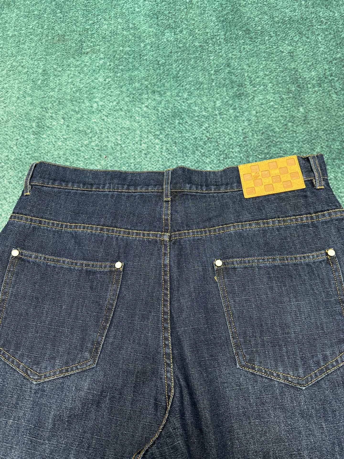 驴家 25ss新款阔腿牛仔衬衫外套出自 2025 秋冬秀场，以水洗丹宁布演绎 EPi 粒面皮革质感。正绒