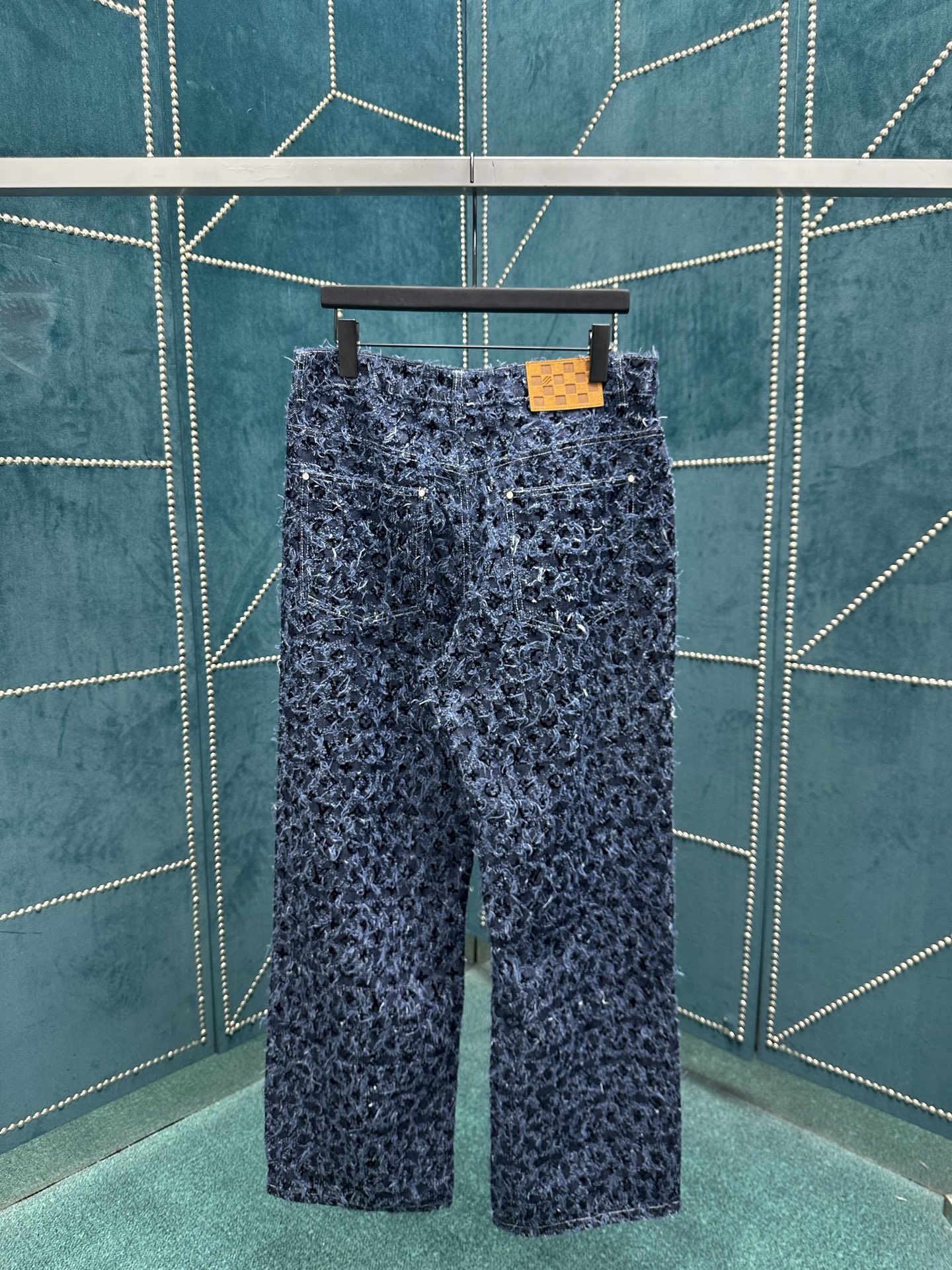 驴家 25ss新款滑板牛仔裤以路易威登的精湛匠艺升级休闲设计。Damier 图案拥有粗花呢般的丰盈肌理，