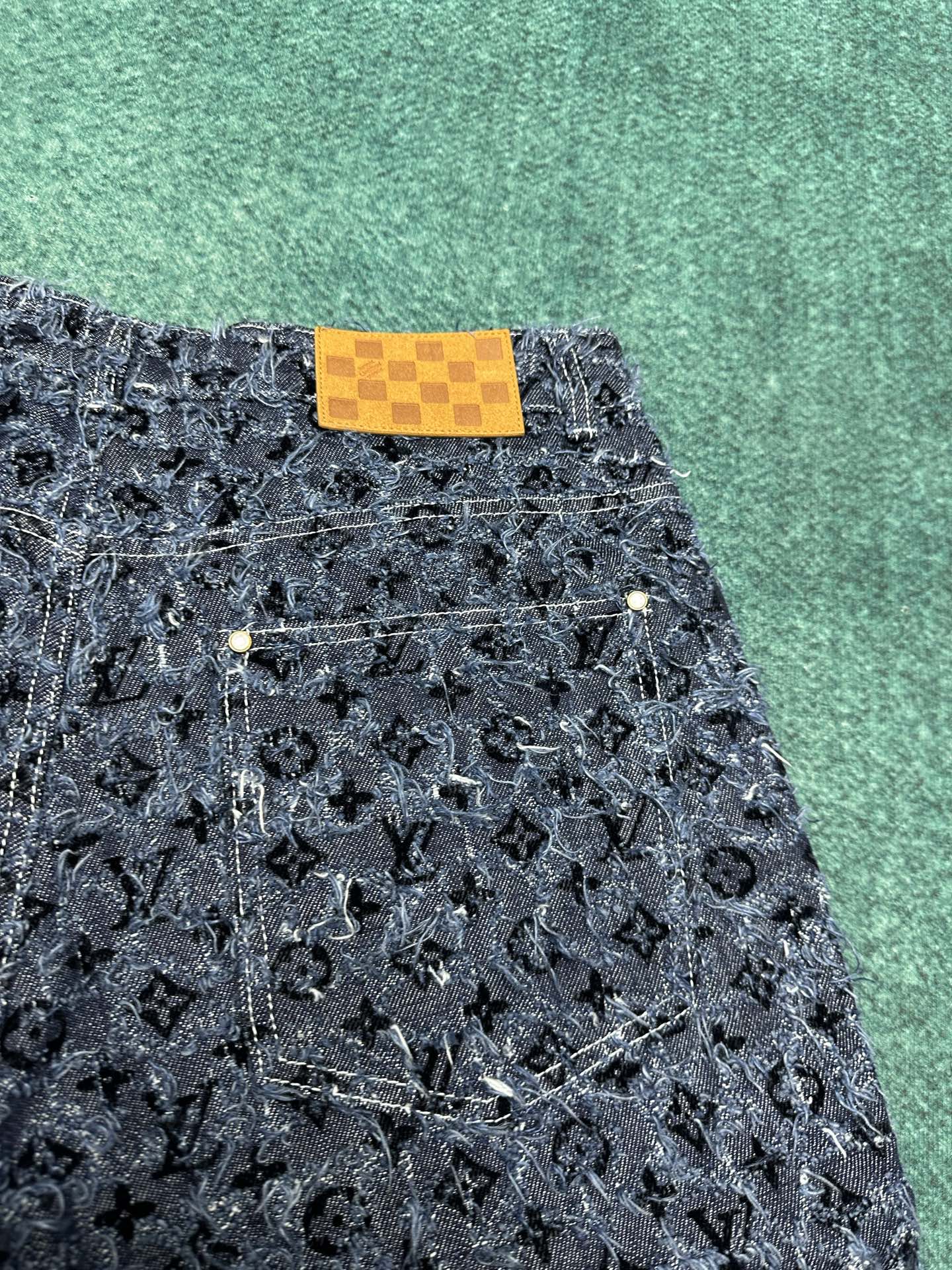 驴家 25ss新款滑板牛仔裤以路易威登的精湛匠艺升级休闲设计。Damier 图案拥有粗花呢般的丰盈肌理，