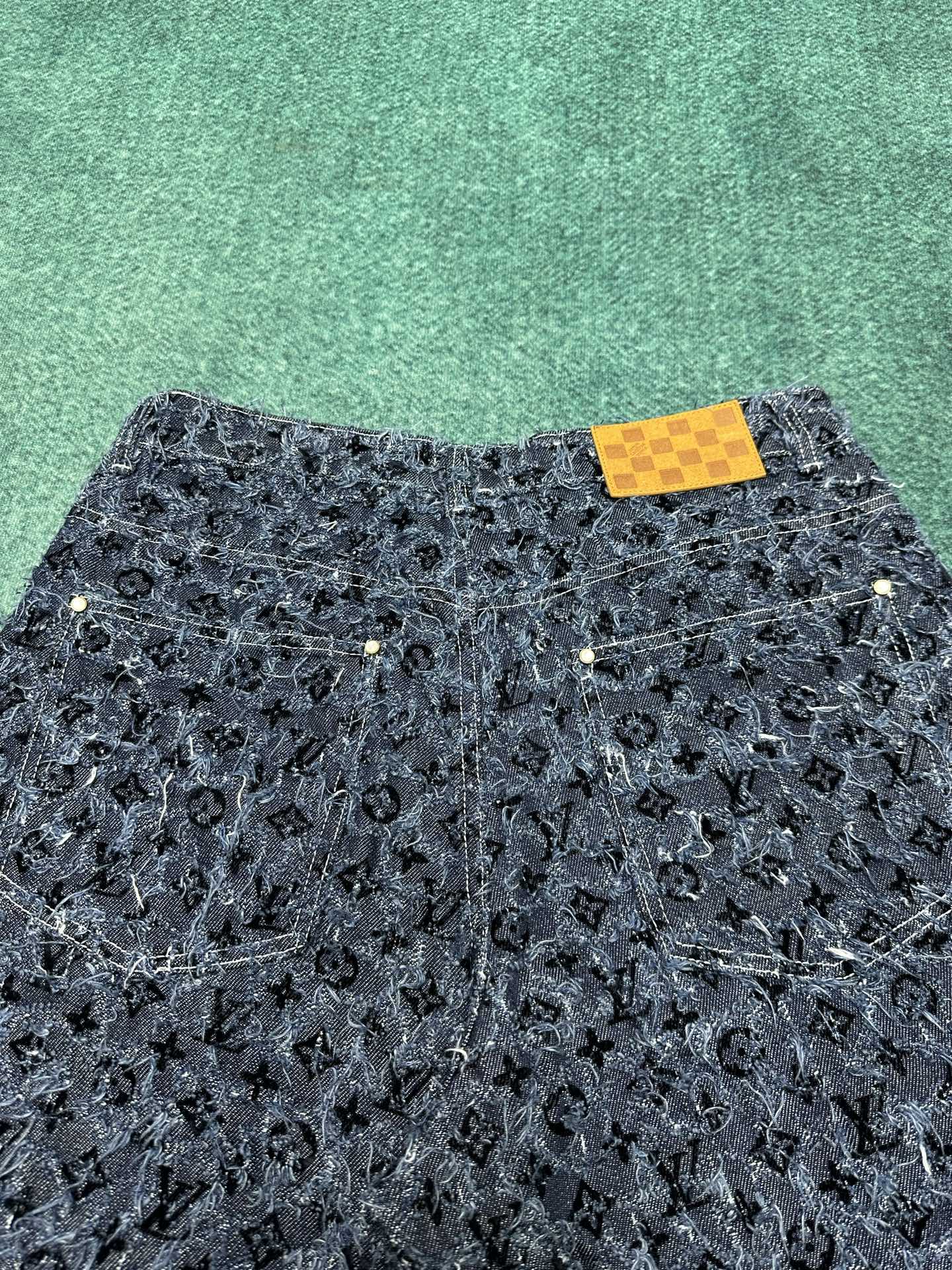 驴家 25ss新款滑板牛仔裤以路易威登的精湛匠艺升级休闲设计。Damier 图案拥有粗花呢般的丰盈肌理，