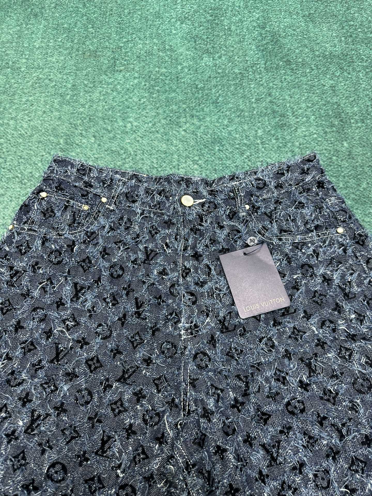 驴家 25ss新款滑板牛仔裤以路易威登的精湛匠艺升级休闲设计。Damier 图案拥有粗花呢般的丰盈肌理，