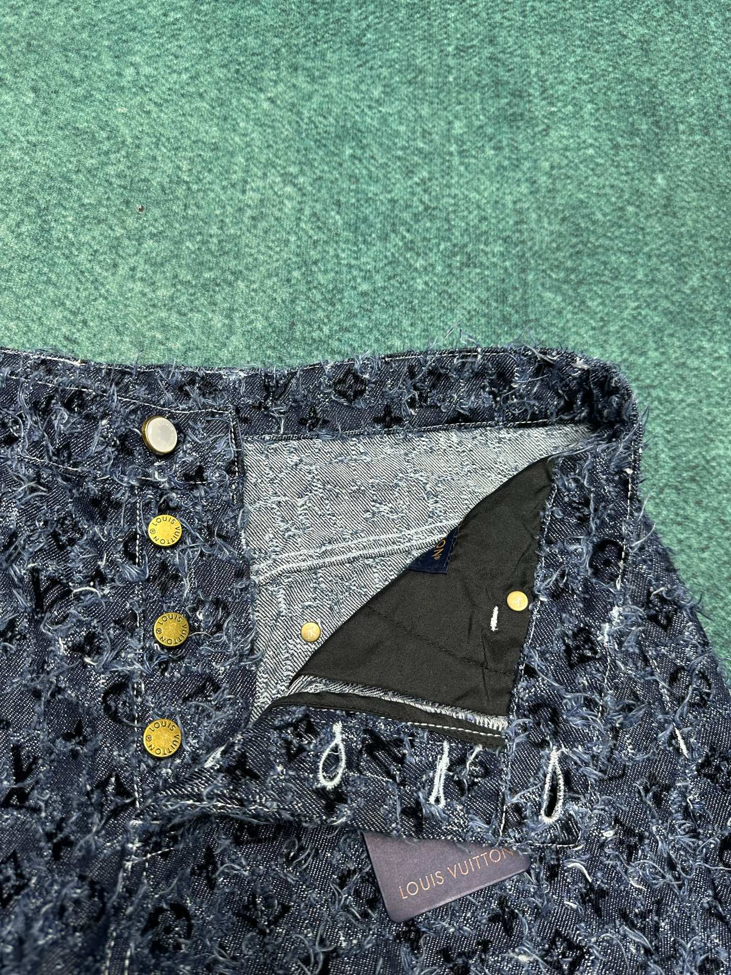 驴家 25ss新款滑板牛仔裤以路易威登的精湛匠艺升级休闲设计。Damier 图案拥有粗花呢般的丰盈肌理，