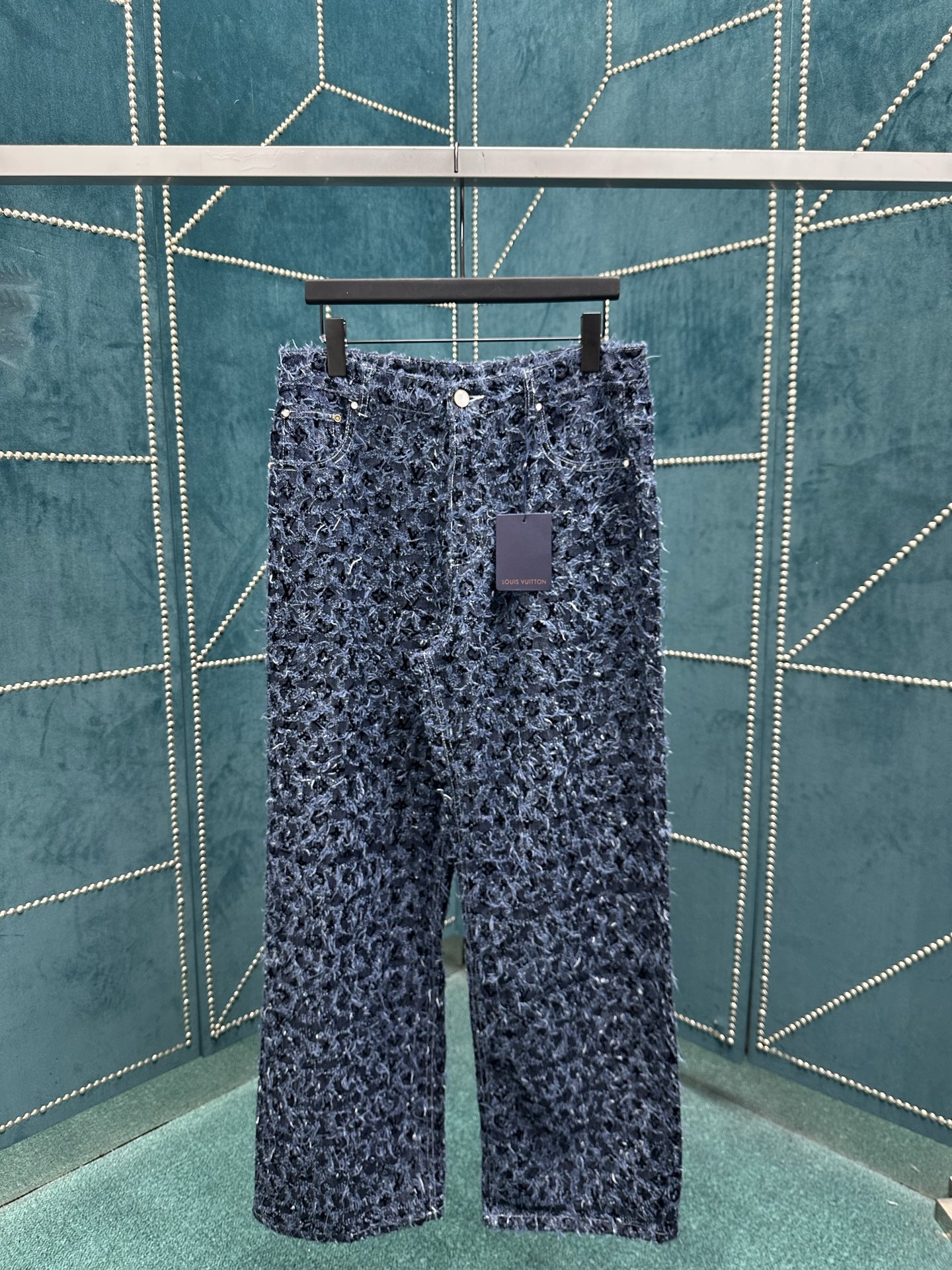 驴家 25ss新款滑板牛仔裤以路易威登的精湛匠艺升级休闲设计。Damier 图案拥有粗花呢般的丰盈肌理，