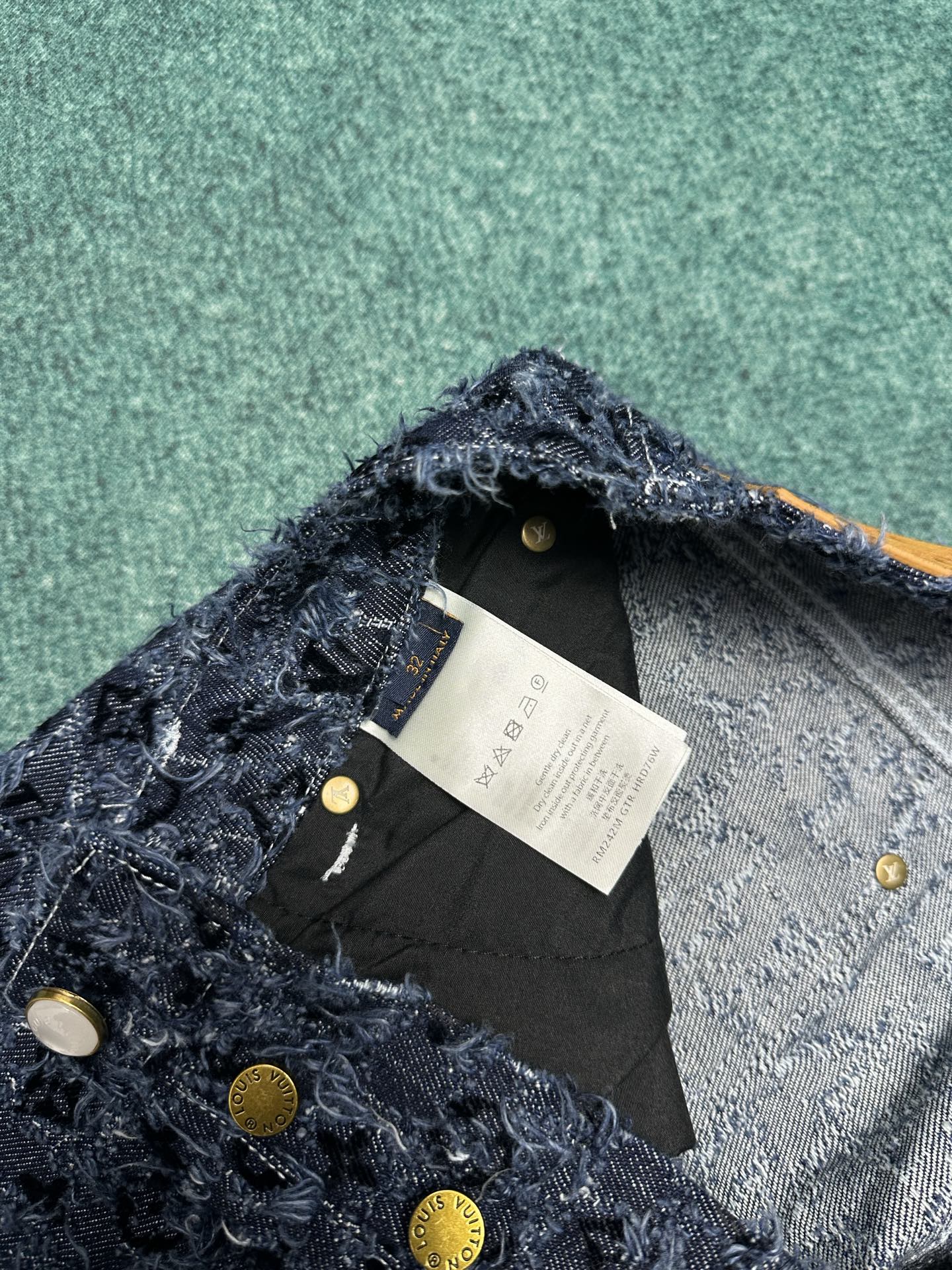 驴家 25ss新款滑板牛仔裤以路易威登的精湛匠艺升级休闲设计。Damier 图案拥有粗花呢般的丰盈肌理，