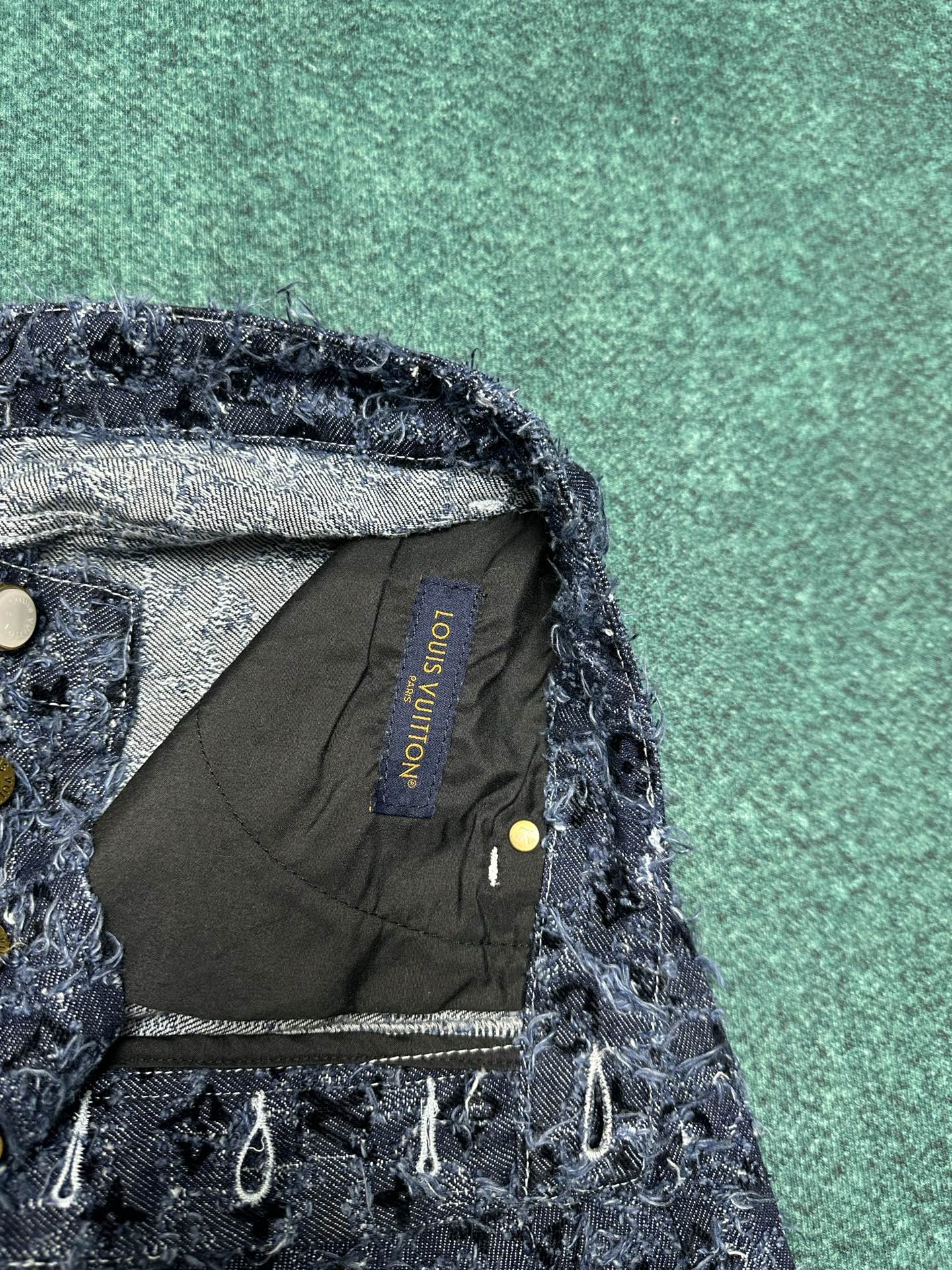 驴家 25ss新款滑板牛仔裤以路易威登的精湛匠艺升级休闲设计。Damier 图案拥有粗花呢般的丰盈肌理，