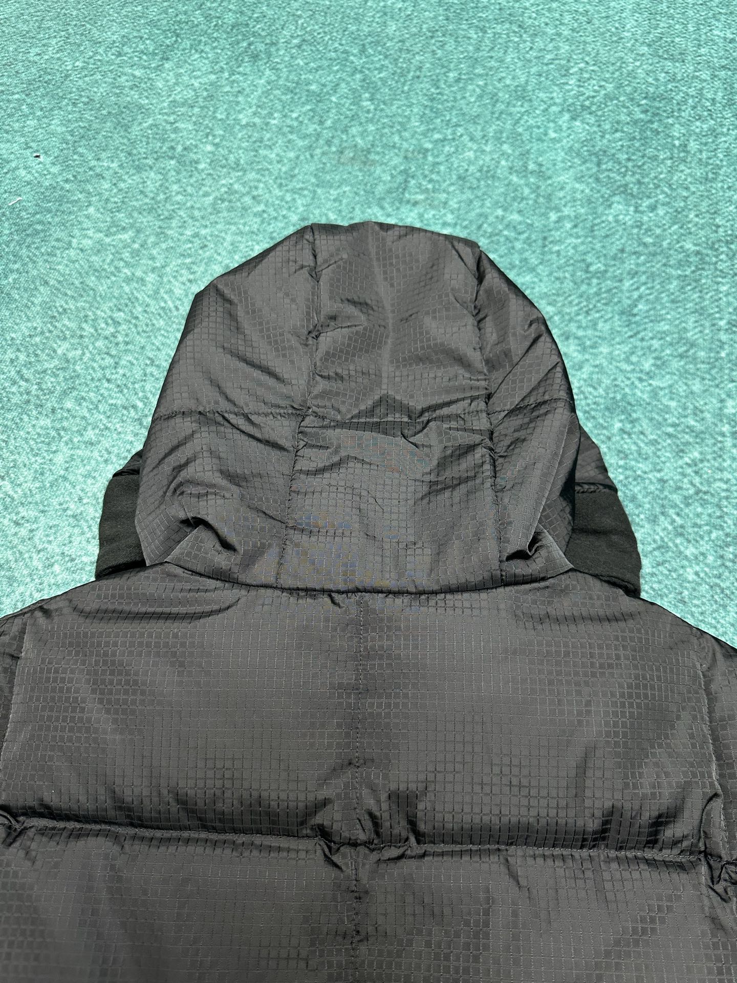 驴家 25ss新款拉链夹克取材轻盈防水锦纶塔夫绸，为休闲廓形含蓄融入 Monogram 元素，搭配工致拉