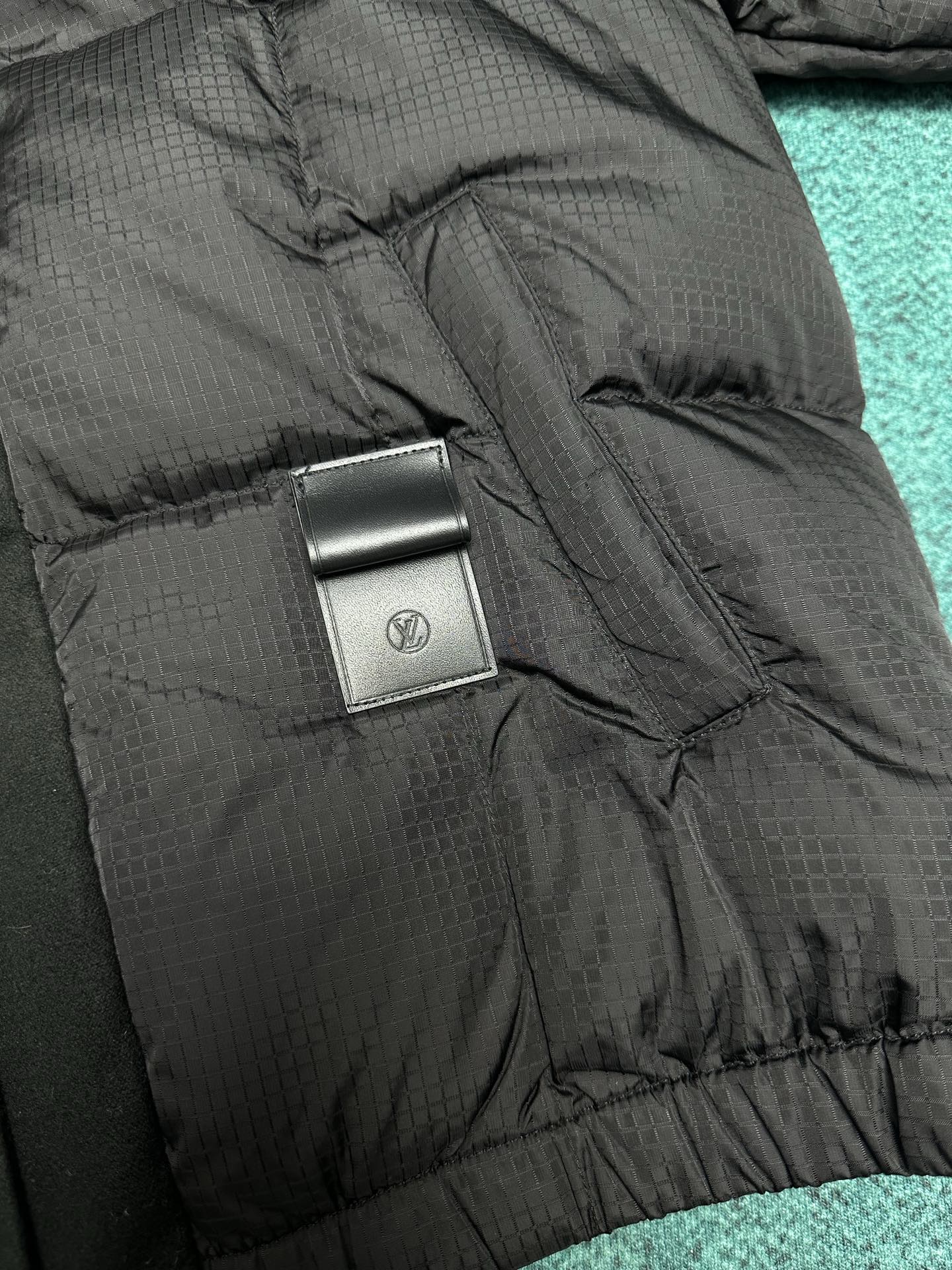 驴家 25ss新款拉链夹克取材轻盈防水锦纶塔夫绸，为休闲廓形含蓄融入 Monogram 元素，搭配工致拉