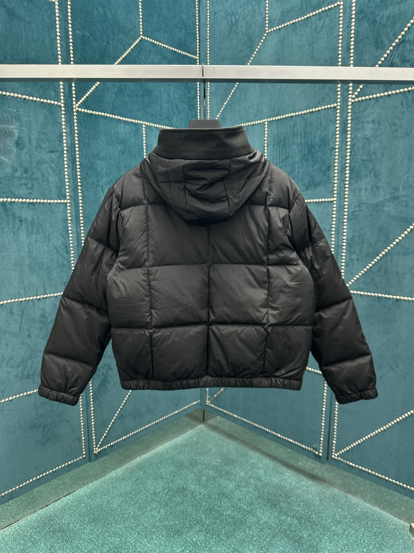 驴家 25ss新款拉链夹克取材轻盈防水锦纶塔夫绸，为休闲廓形含蓄融入 Monogram 元素，搭配工致拉