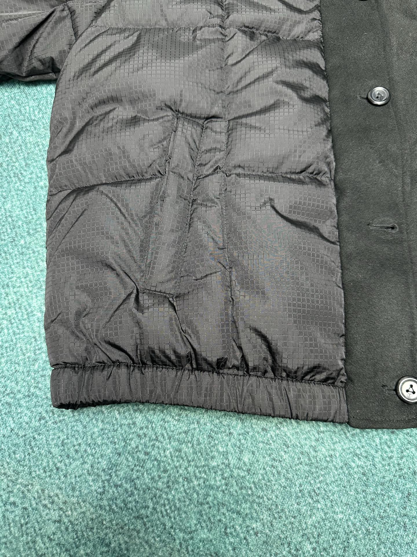 驴家 25ss新款拉链夹克取材轻盈防水锦纶塔夫绸，为休闲廓形含蓄融入 Monogram 元素，搭配工致拉