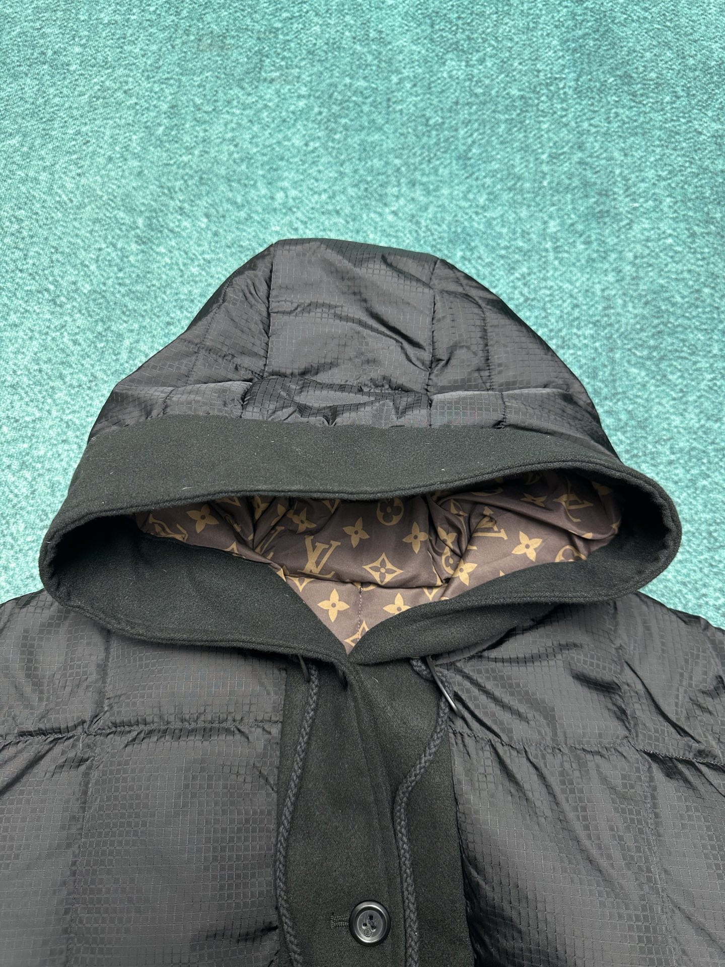 驴家 25ss新款拉链夹克取材轻盈防水锦纶塔夫绸，为休闲廓形含蓄融入 Monogram 元素，搭配工致拉