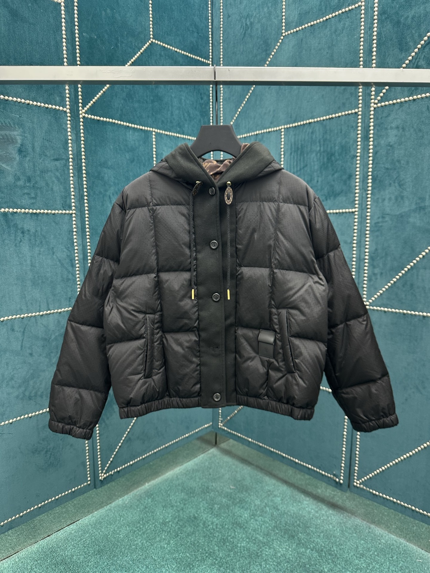 驴家 25ss新款拉链夹克取材轻盈防水锦纶塔夫绸，为休闲廓形含蓄融入 Monogram 元素，搭配工致拉