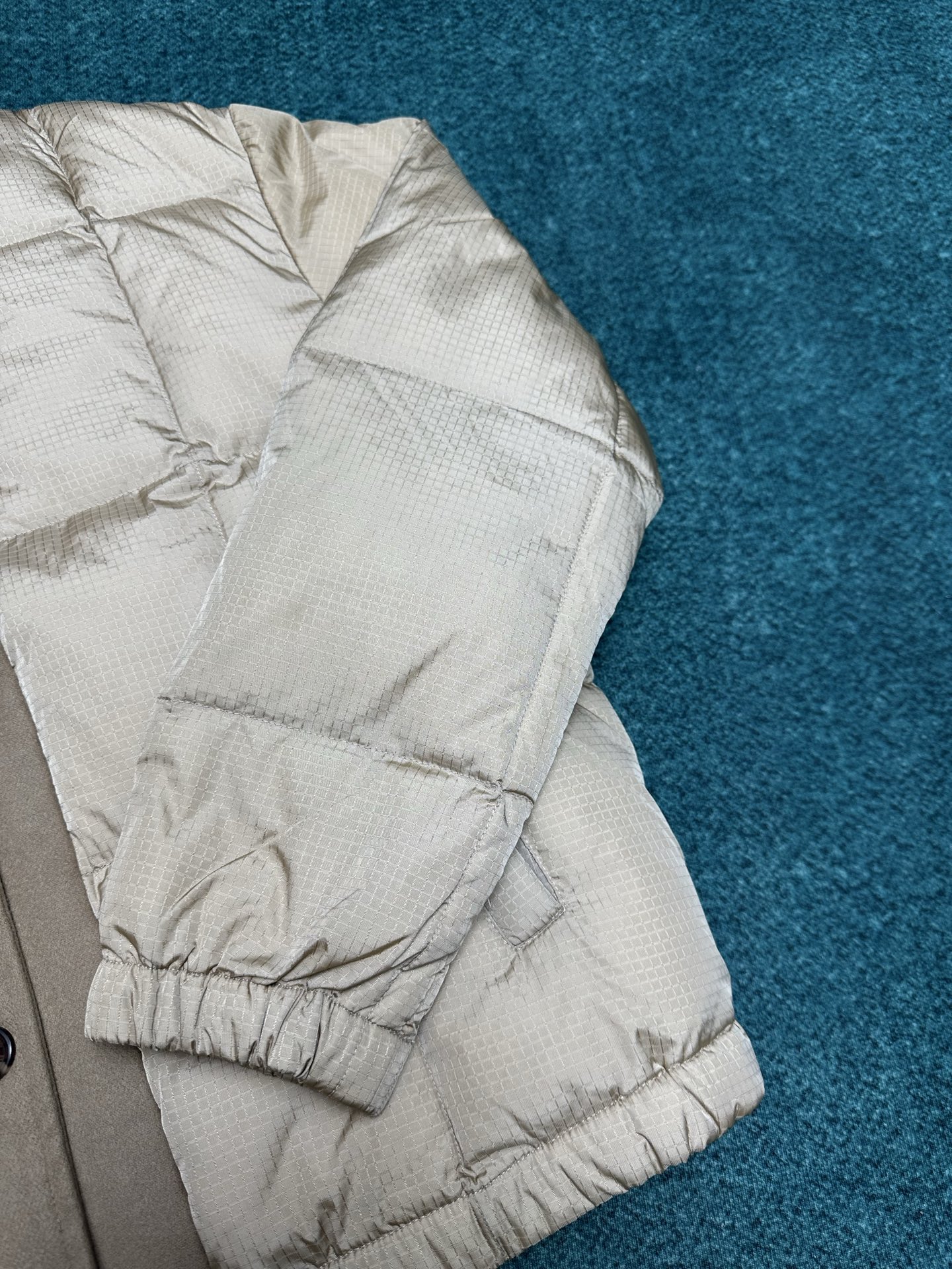 驴家 25ss新款拉链夹克取材轻盈防水锦纶塔夫绸，为休闲廓形含蓄融入 Monogram 元素，搭配工致拉