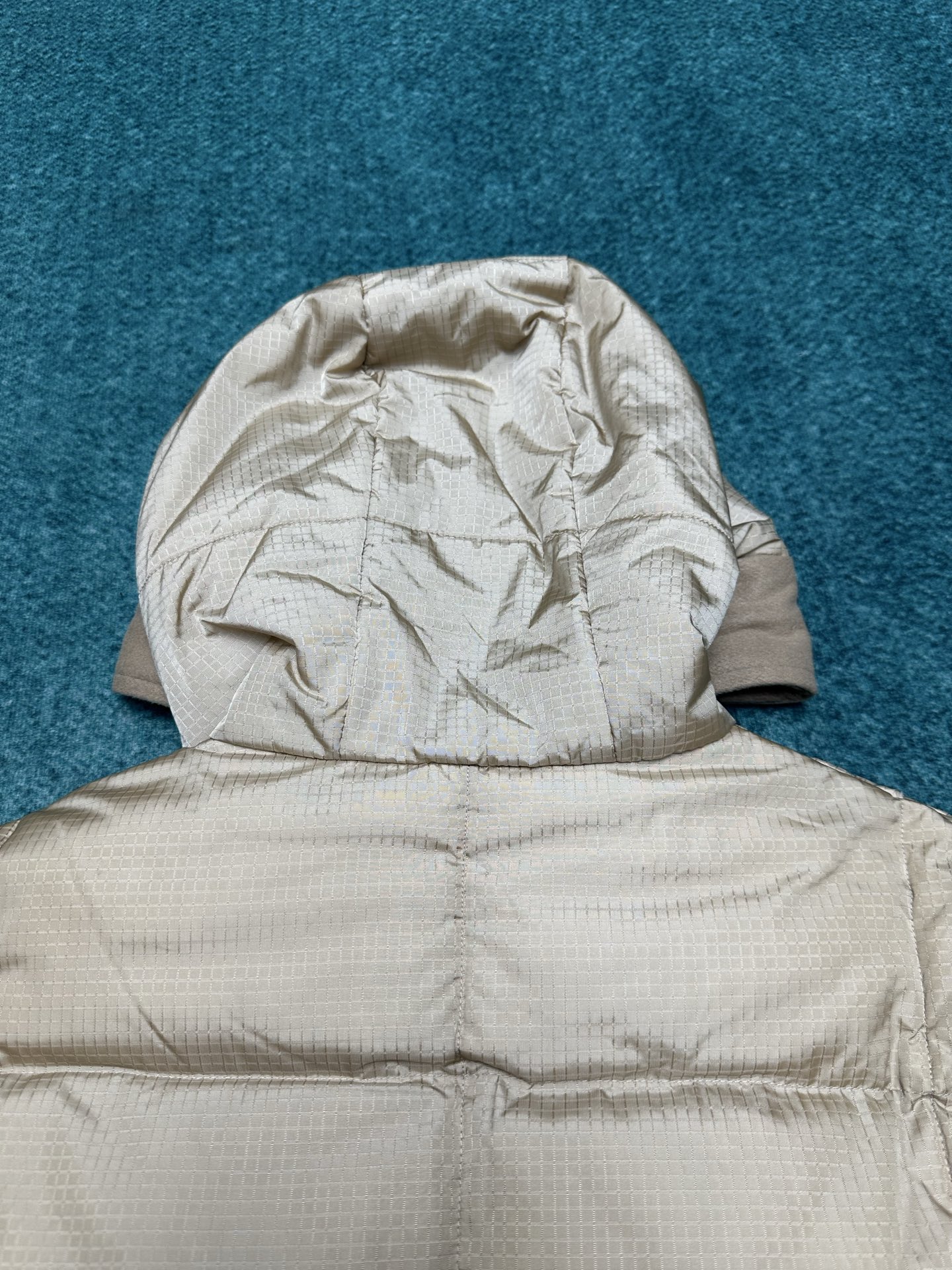 驴家 25ss新款拉链夹克取材轻盈防水锦纶塔夫绸，为休闲廓形含蓄融入 Monogram 元素，搭配工致拉