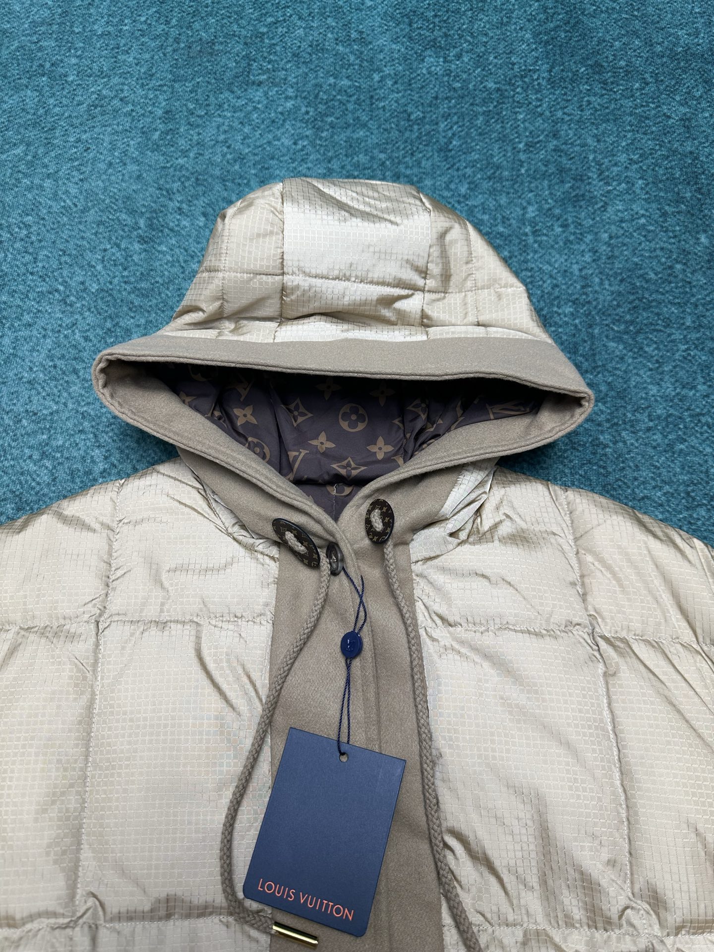 驴家 25ss新款拉链夹克取材轻盈防水锦纶塔夫绸，为休闲廓形含蓄融入 Monogram 元素，搭配工致拉