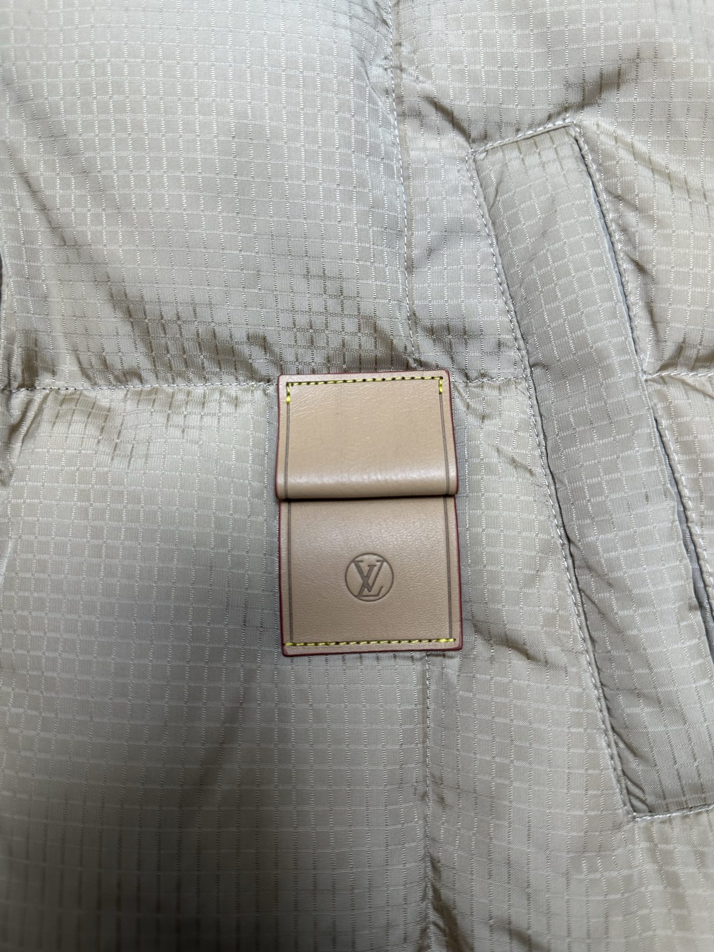 驴家 25ss新款拉链夹克取材轻盈防水锦纶塔夫绸，为休闲廓形含蓄融入 Monogram 元素，搭配工致拉