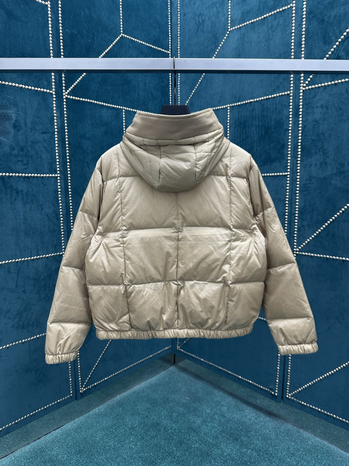 驴家 25ss新款拉链夹克取材轻盈防水锦纶塔夫绸，为休闲廓形含蓄融入 Monogram 元素，搭配工致拉