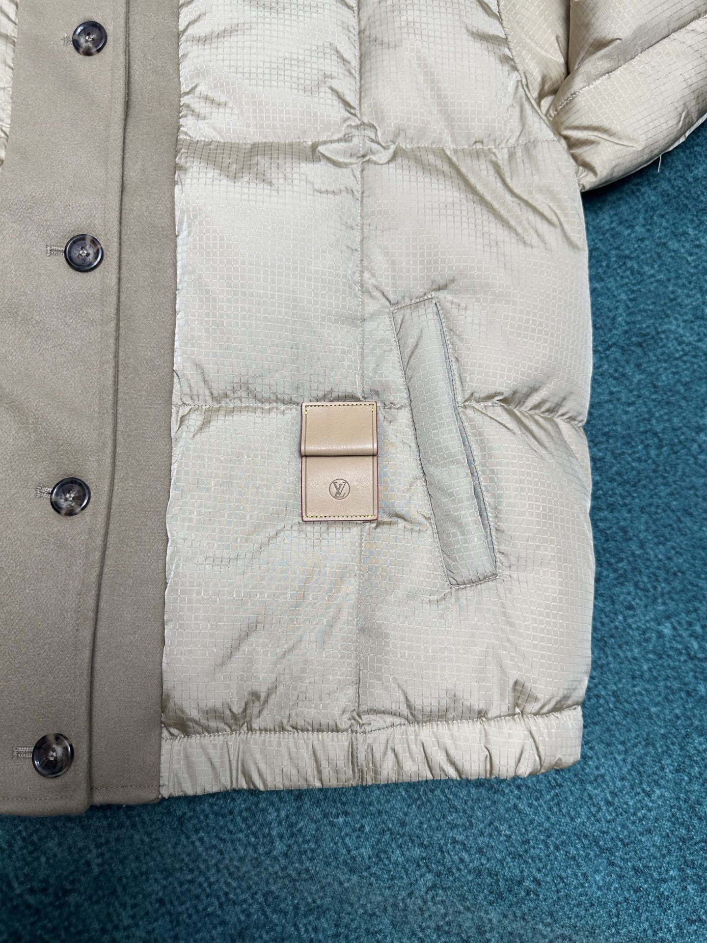 驴家 25ss新款拉链夹克取材轻盈防水锦纶塔夫绸，为休闲廓形含蓄融入 Monogram 元素，搭配工致拉