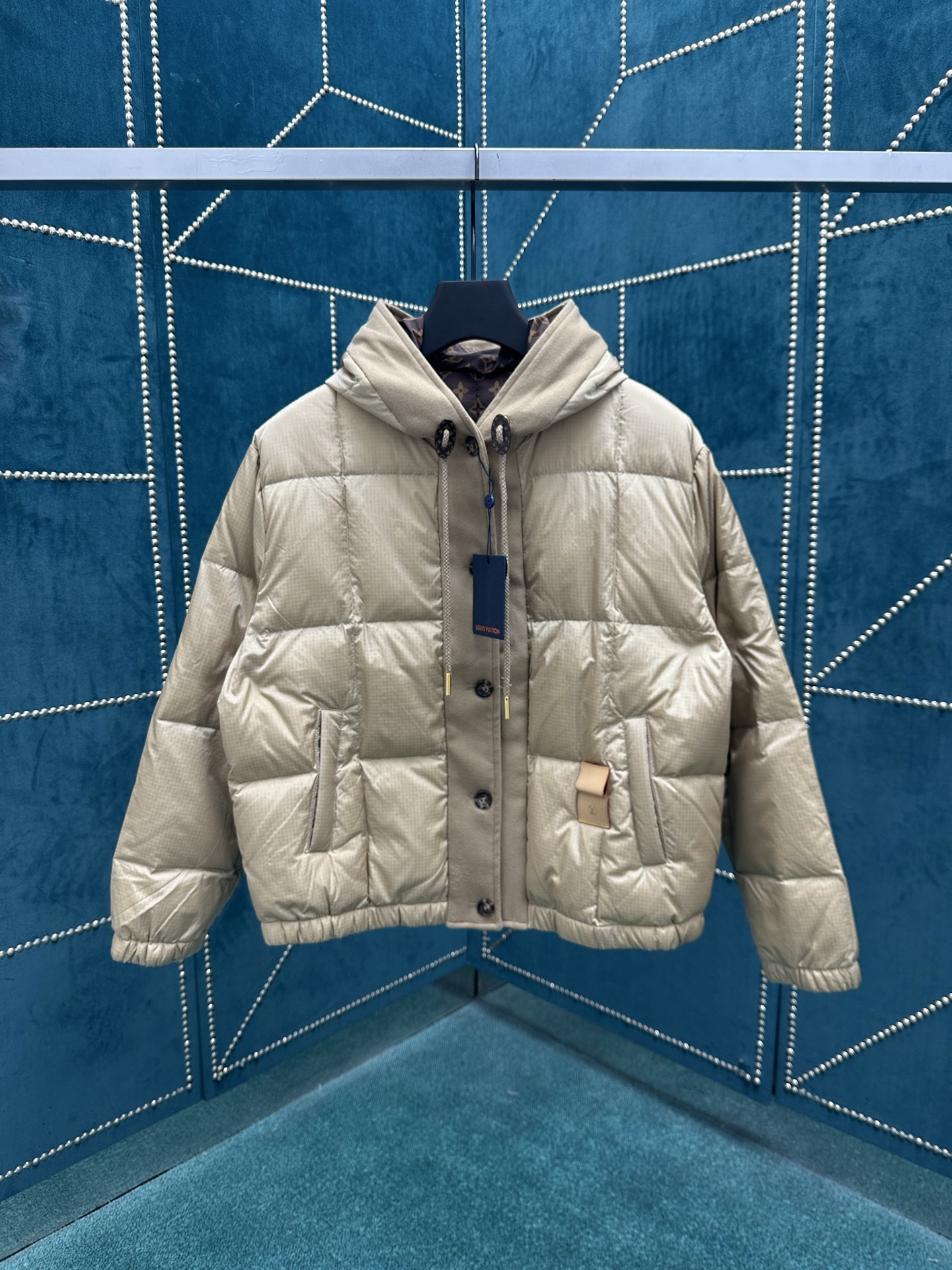 驴家 25ss新款拉链夹克取材轻盈防水锦纶塔夫绸，为休闲廓形含蓄融入 Monogram 元素，搭配工致拉