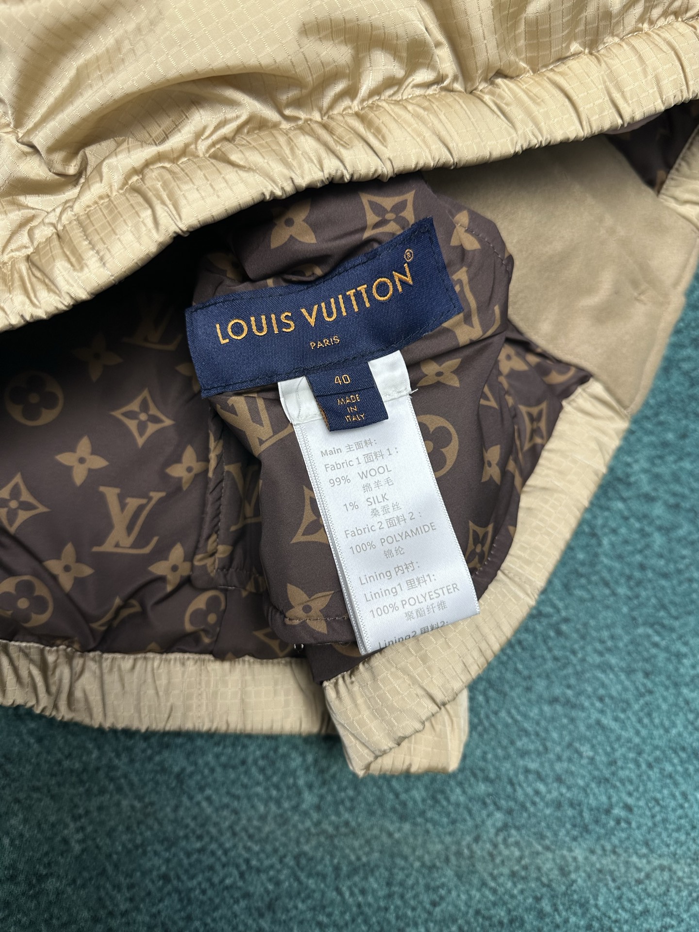 驴家 25ss新款拉链夹克取材轻盈防水锦纶塔夫绸，为休闲廓形含蓄融入 Monogram 元素，搭配工致拉