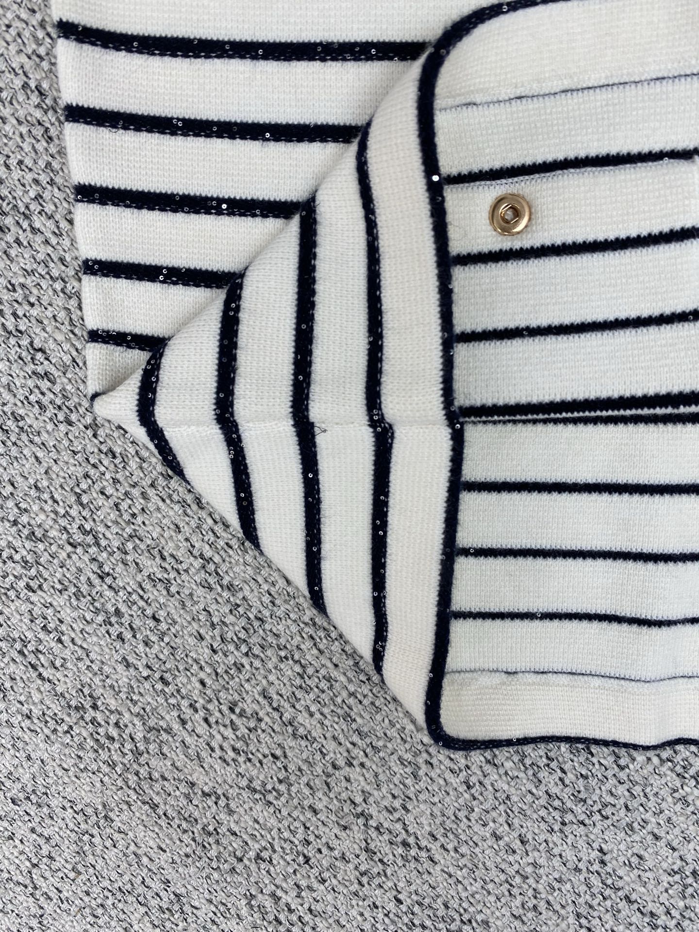 maje 25ss早秋新款条纹针织上衣 这款圆领针织外套，亮片点缀，搭配金属扭扣。码数：S.M.L.