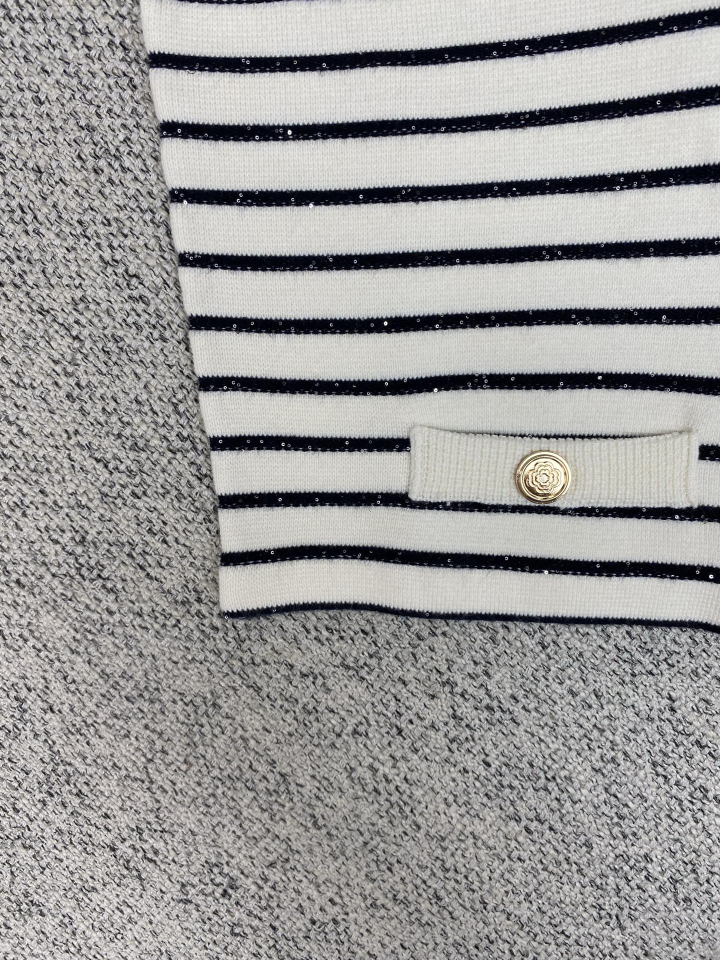 maje 25ss早秋新款条纹针织上衣 这款圆领针织外套，亮片点缀，搭配金属扭扣。码数：S.M.L.