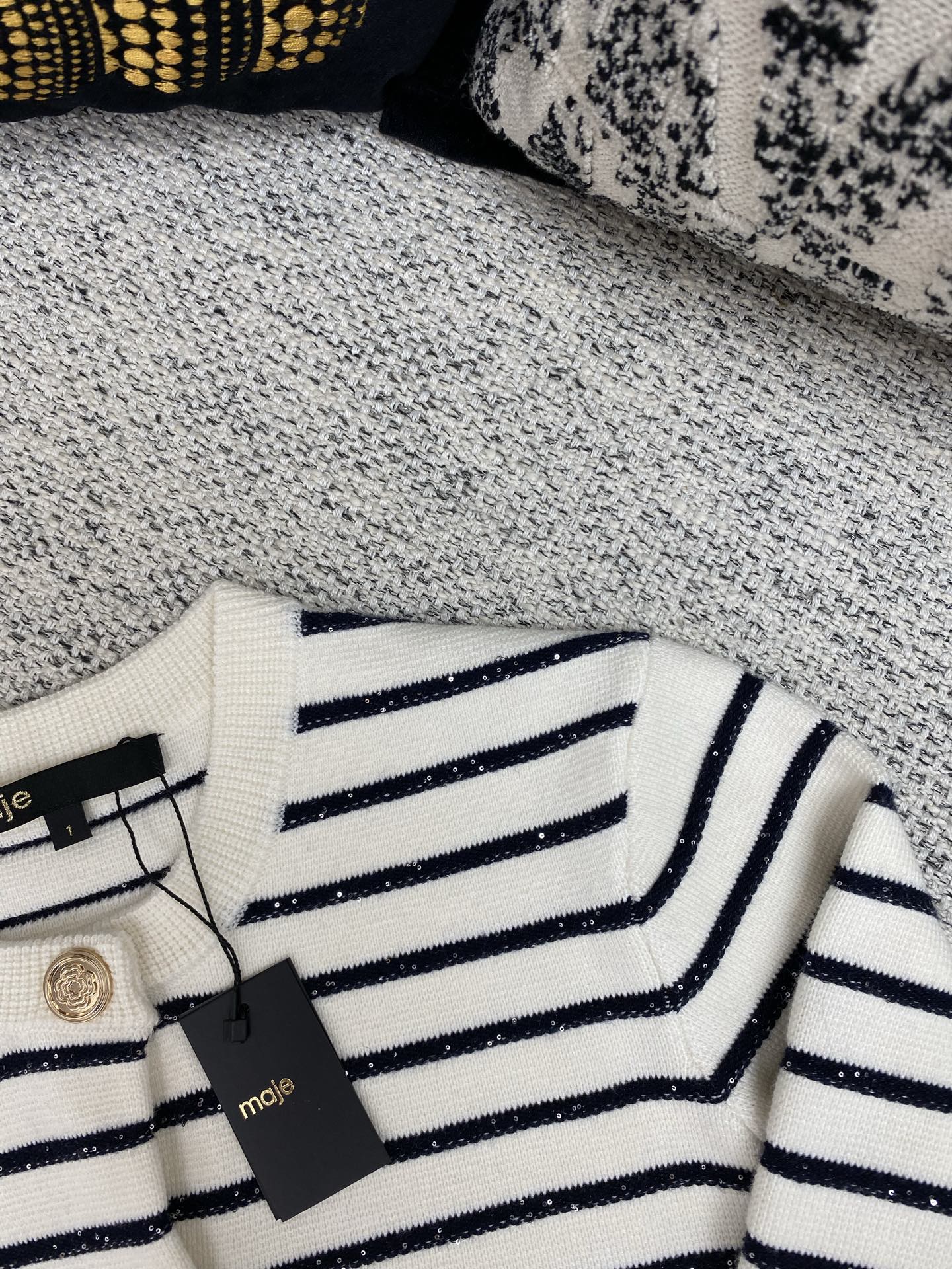 maje 25ss早秋新款条纹针织上衣 这款圆领针织外套，亮片点缀，搭配金属扭扣。码数：S.M.L.