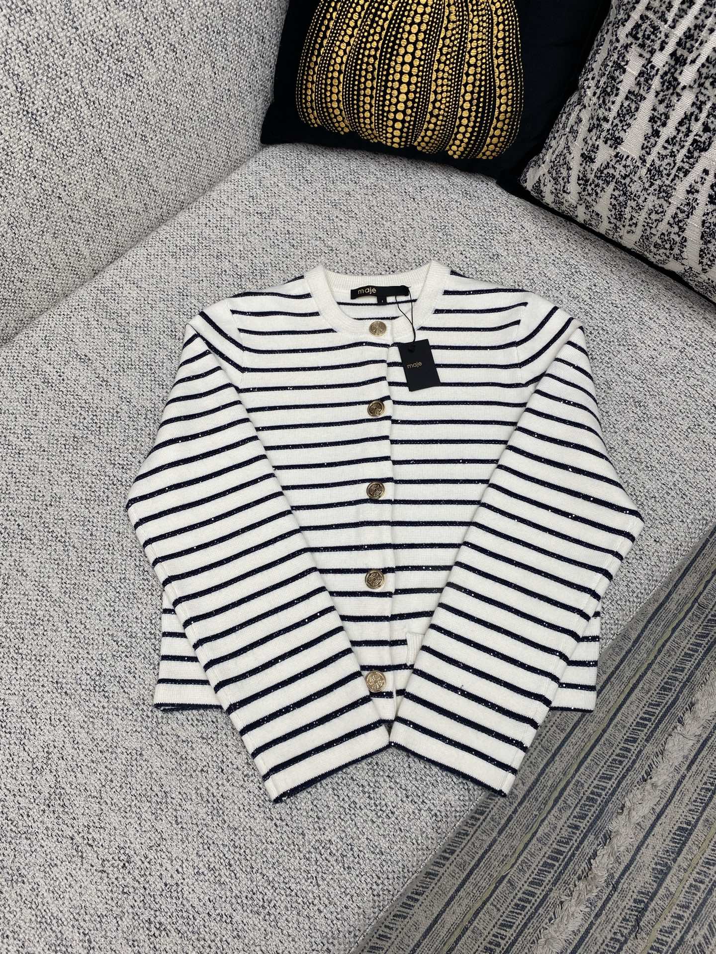 NO:522908,Maje 25ss early autumn new striped knitted top This round-neck knitted jacket, sequins embellished with metal buckles. Size S.M.L.,, jackets & coats, alexander wang19860909maje 25ss早秋新款条纹针织上衣 这款圆领针织外套,亮片点缀,搭配金属扭扣. 码数S.M.L.,,jackets & coats,alexander wang,Men's clothing