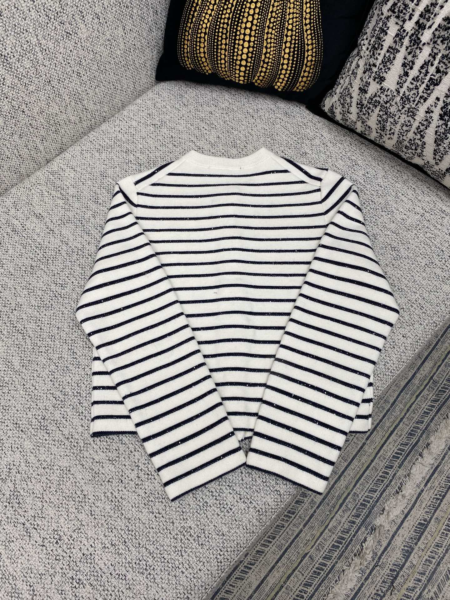 maje 25ss早秋新款条纹针织上衣 这款圆领针织外套，亮片点缀，搭配金属扭扣。码数：S.M.L.