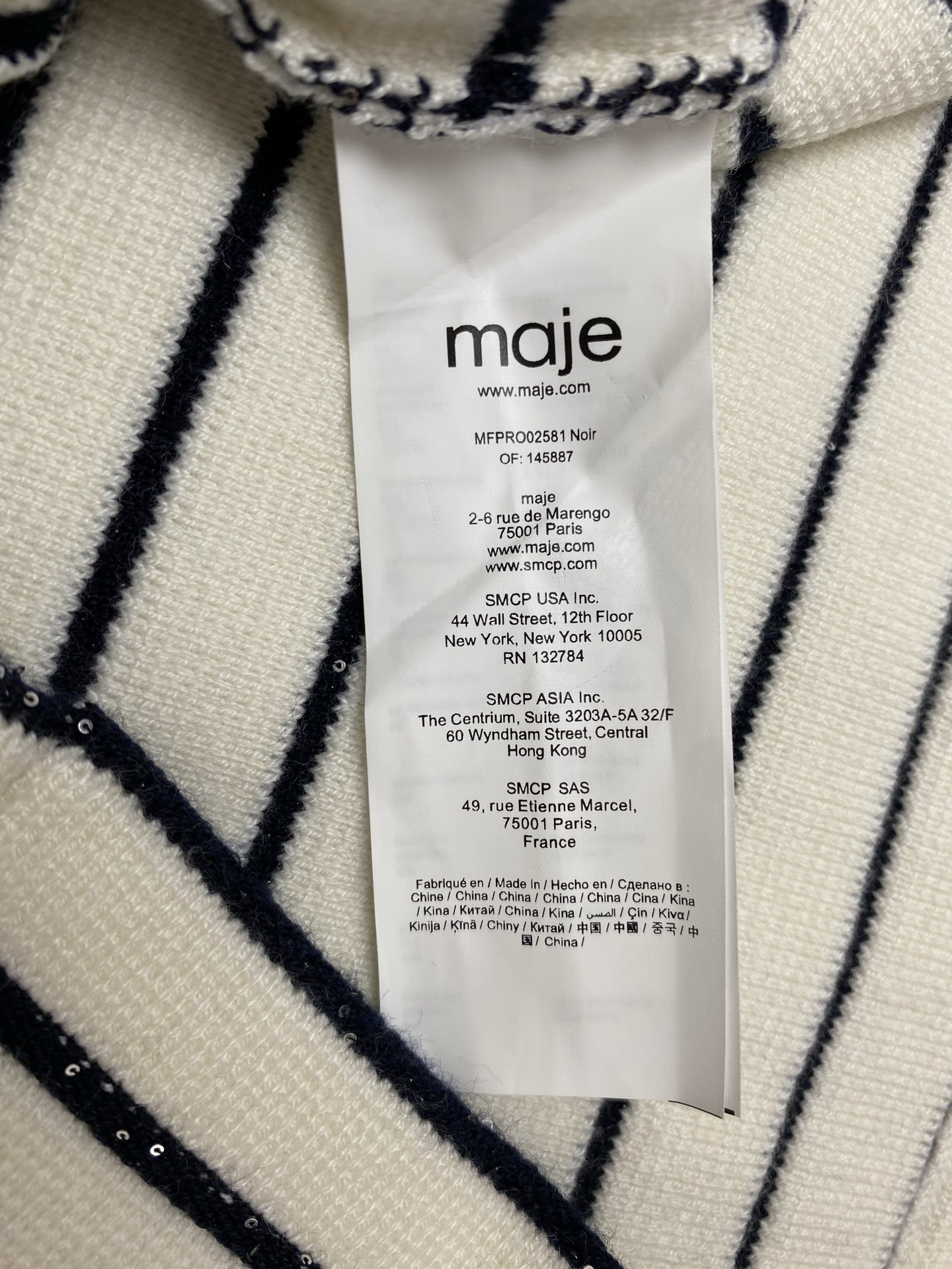 maje 25ss早秋新款条纹针织上衣 这款圆领针织外套，亮片点缀，搭配金属扭扣。码数：S.M.L.