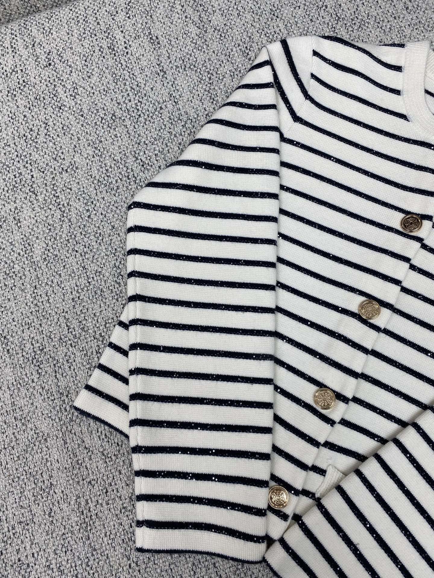 maje 25ss早秋新款条纹针织上衣 这款圆领针织外套，亮片点缀，搭配金属扭扣。码数：S.M.L.