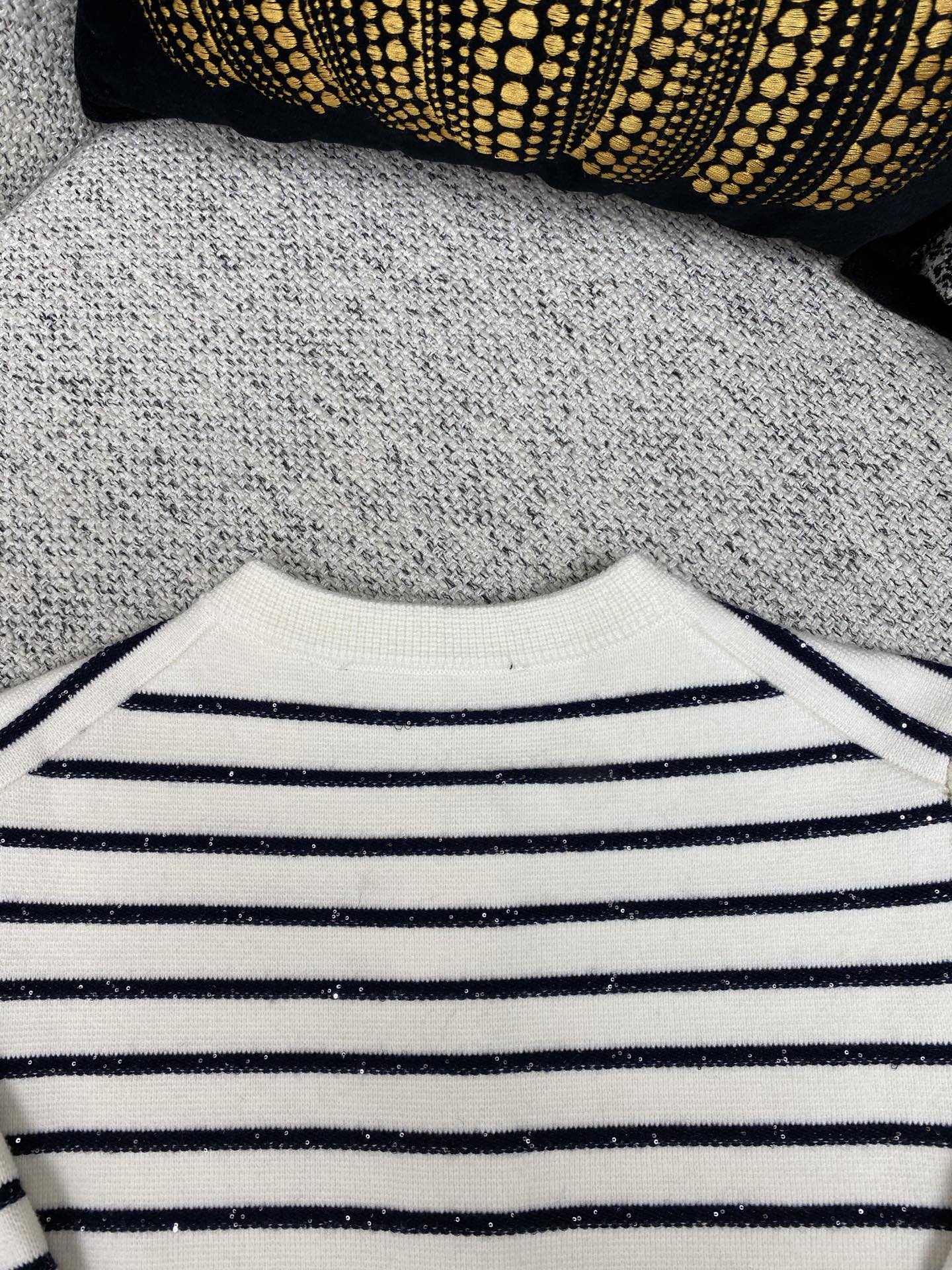 maje 25ss早秋新款条纹针织上衣 这款圆领针织外套，亮片点缀，搭配金属扭扣。码数：S.M.L.