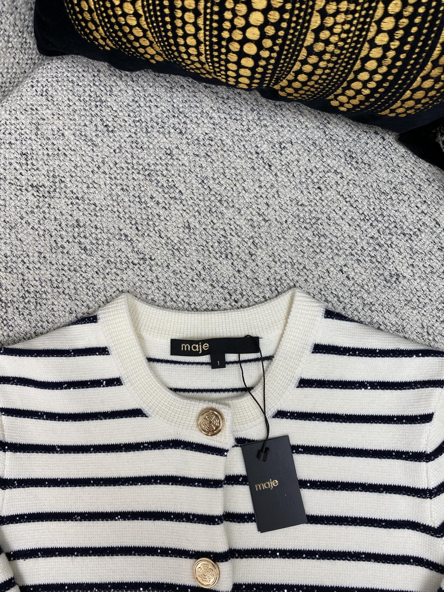 maje 25ss早秋新款条纹针织上衣 这款圆领针织外套，亮片点缀，搭配金属扭扣。码数：S.M.L.