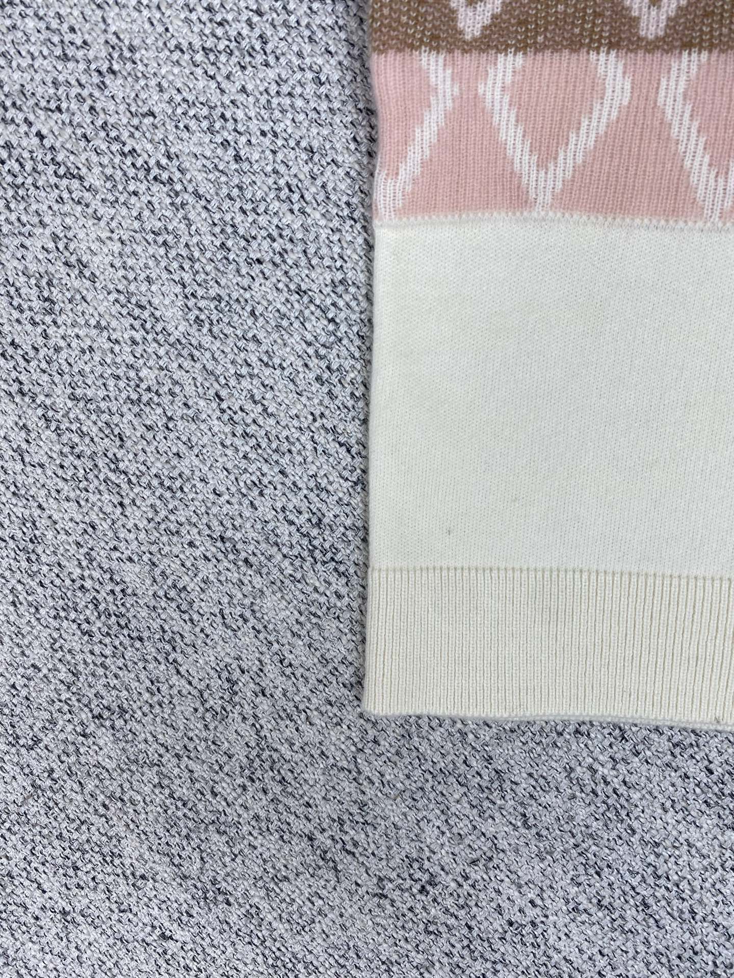 蒙口 25ss女士菱形图案羊毛V领毛衣这款女士毛衣采用舒适羊毛面料制成，饰有条纹菱形图案。码数：S.M.