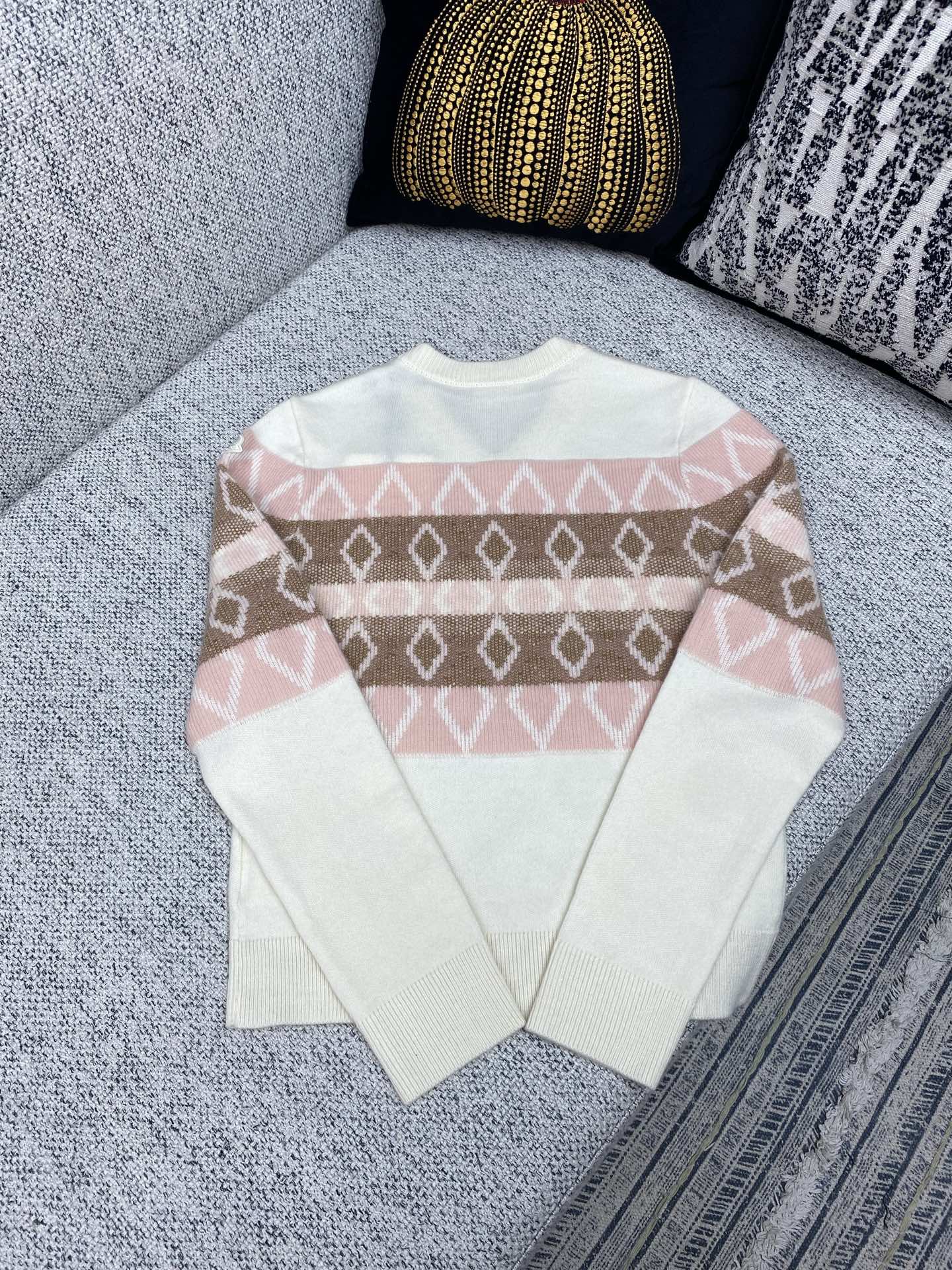 蒙口 25ss女士菱形图案羊毛V领毛衣这款女士毛衣采用舒适羊毛面料制成，饰有条纹菱形图案。码数：S.M.